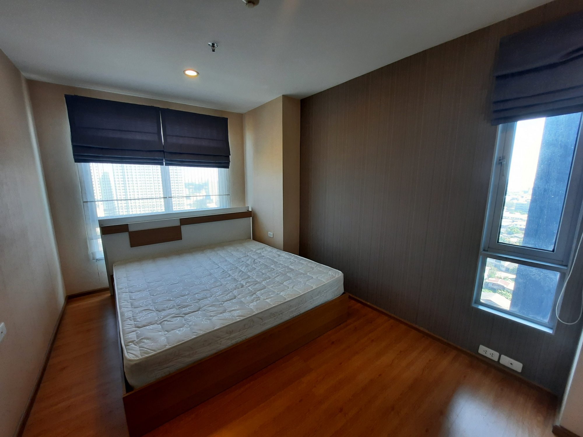 ** ขายด่วน! **(พร้อมผู้เช่า) The Base Sukhumvit 77 ในราคาเพียง 5,200,000บาท ค่าโอนคนละครึ่ง 2 ห้องนอน 2 ห้องน้ำ 60ตรม. วิวคลอง ใกล้ BTS อ่อนนุช เฟอร์นิเจอร์ครบพร้อมเข้าอยู่ (P-00151)