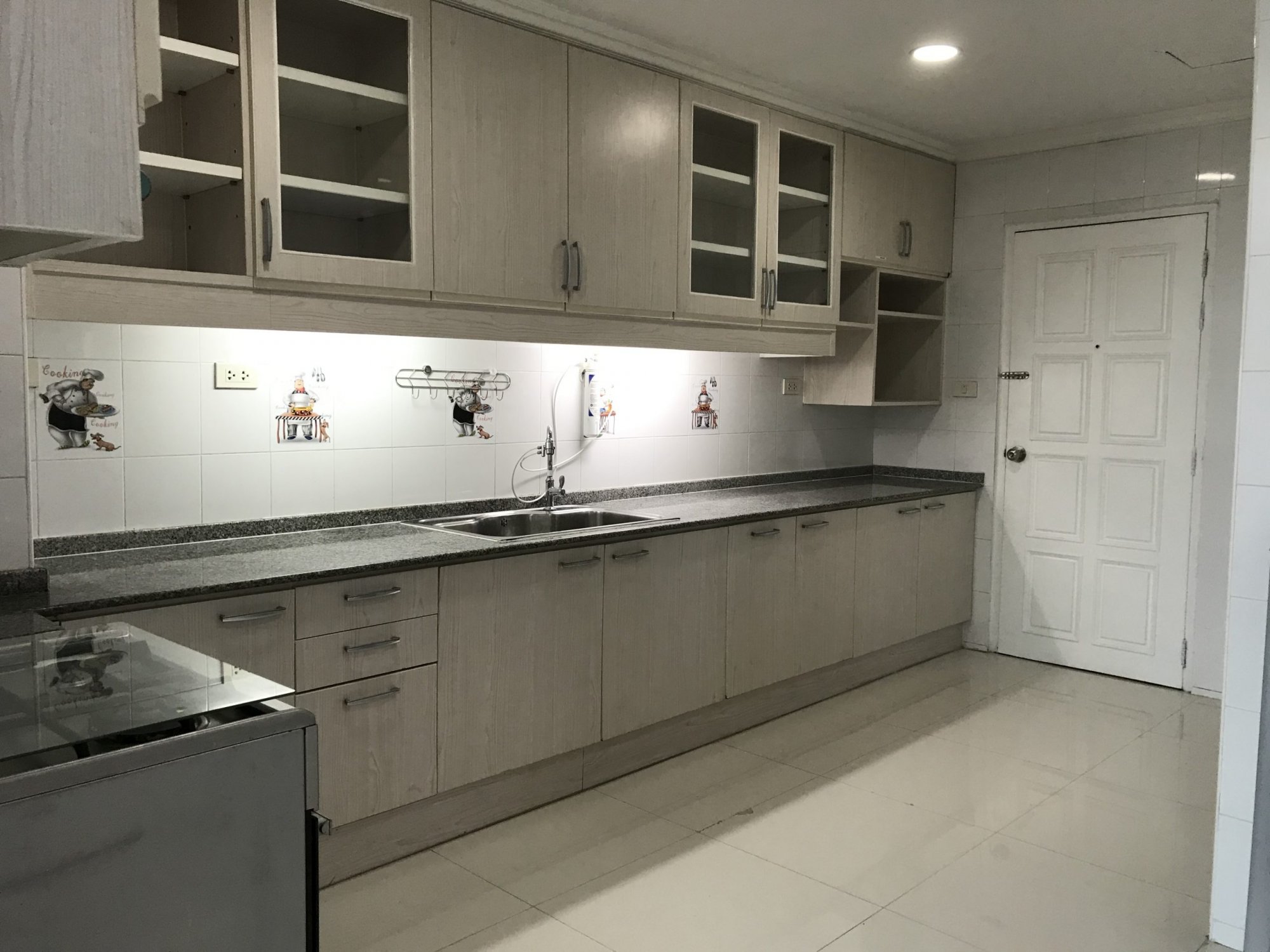 ปล่อยเช่า! 55 Tower ในราคาพิเศษ เพียง 65,000 บาท/เดือน 3 ห้องนอน 3 ห้องน้ำ 1 ห้องแม่บ้าน 260ตรม. ห้องใหญ่อยู่สบาย ใกล้ BTS ทองหล่อ เฟอร์นิเจอร์ครบพร้อมเข้าอยู่ PROP000147