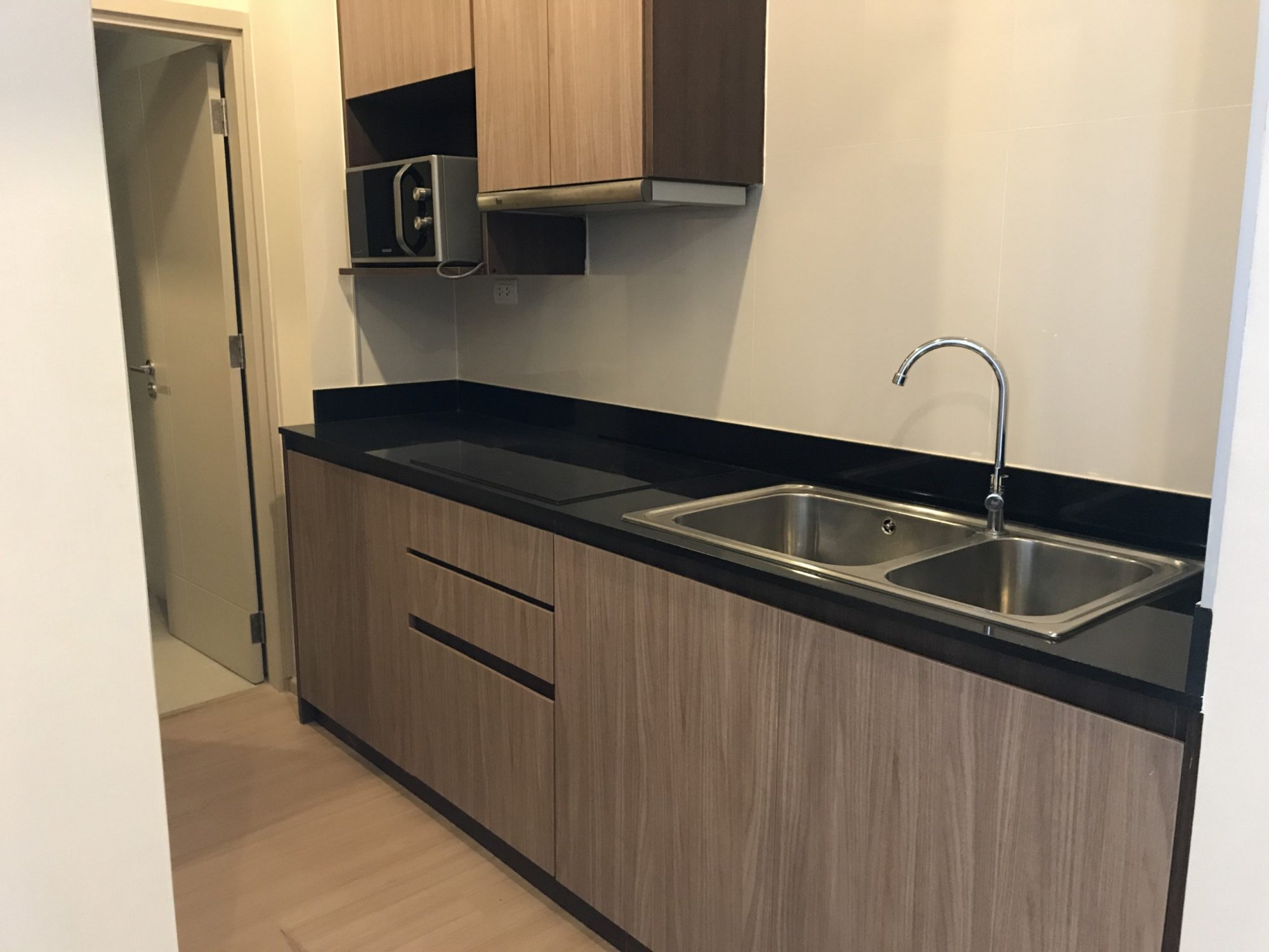 สุดคุ้มให้เช่า! The Capital Ekamai - Thonglor 3 ห้องนอน มี backyard 170 ตรม. เพียง 85,000 บาท/เดือน (ต่อรองราคาได้) เฟอร์นิเจอร์ครบพร้อมเข้าอยู่ (PROP000164)