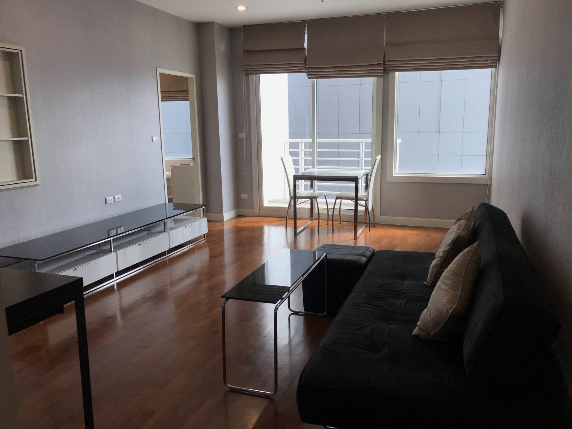 ปล่อยขาย/เช่า ที่ Siri Residence ราคาดี เพียง 50,000บาท/เดือน  ขาย 10,200,000 บาท (ราคานี้รวมค่าใช้จ่ายทุกอย่าง) 1 ห้องนอน 1 ห้องน้ำ 60 ตรม ใกล้ BTS พร้อมพงษ์ เฟอร์นิเจอร์ครบพร้อมเข้าอยู่ (ราคาต่อรองได้) (PROP000174)
