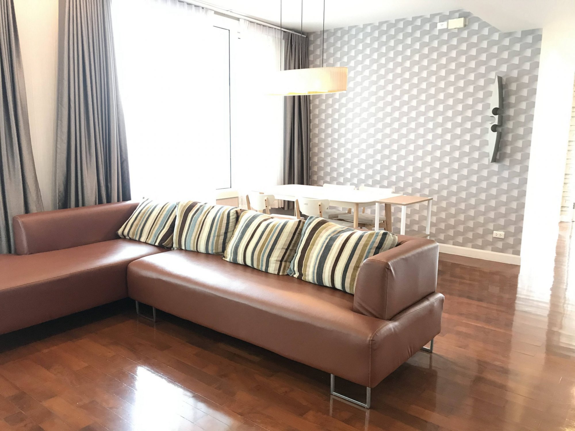 คุ้มสุดๆให้เช่า ที่ Siri Residence ราคาดี เพียง 55,000บาท/เดือน  2 ห้องนอน 2 ห้องน้ำ 107 ตรม ใกล้ BTS พร้อมพงษ์ เฟอร์นิเจอร์ครบพร้อมเข้าอยู่ (ราคาต่อรองได้) (PROP000175)