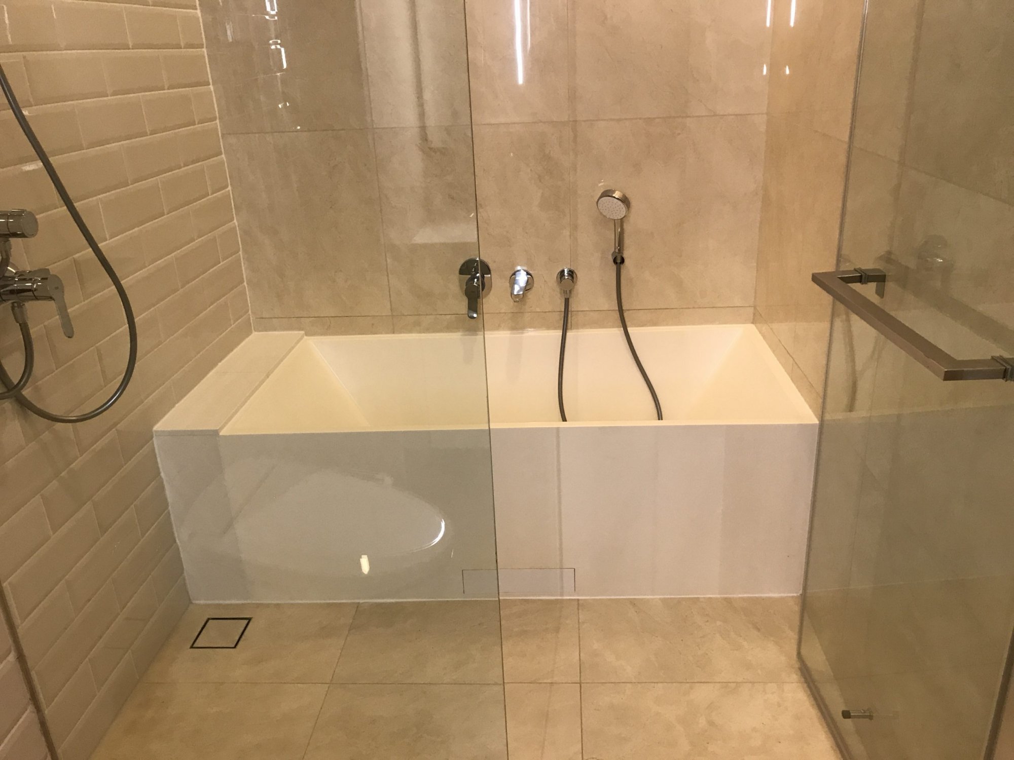 ให้เช่าคอนโดใหม่แถวเอกมัย Wyndham Garden Bangkok Sukhumvit 42 เฟอร์นิเจอร์ตกแต่งครบ ชั้น 23 ขนาด 42.54 ตรม (ใกล้ BTS เอกมัย) มีบริการ Auto Parking