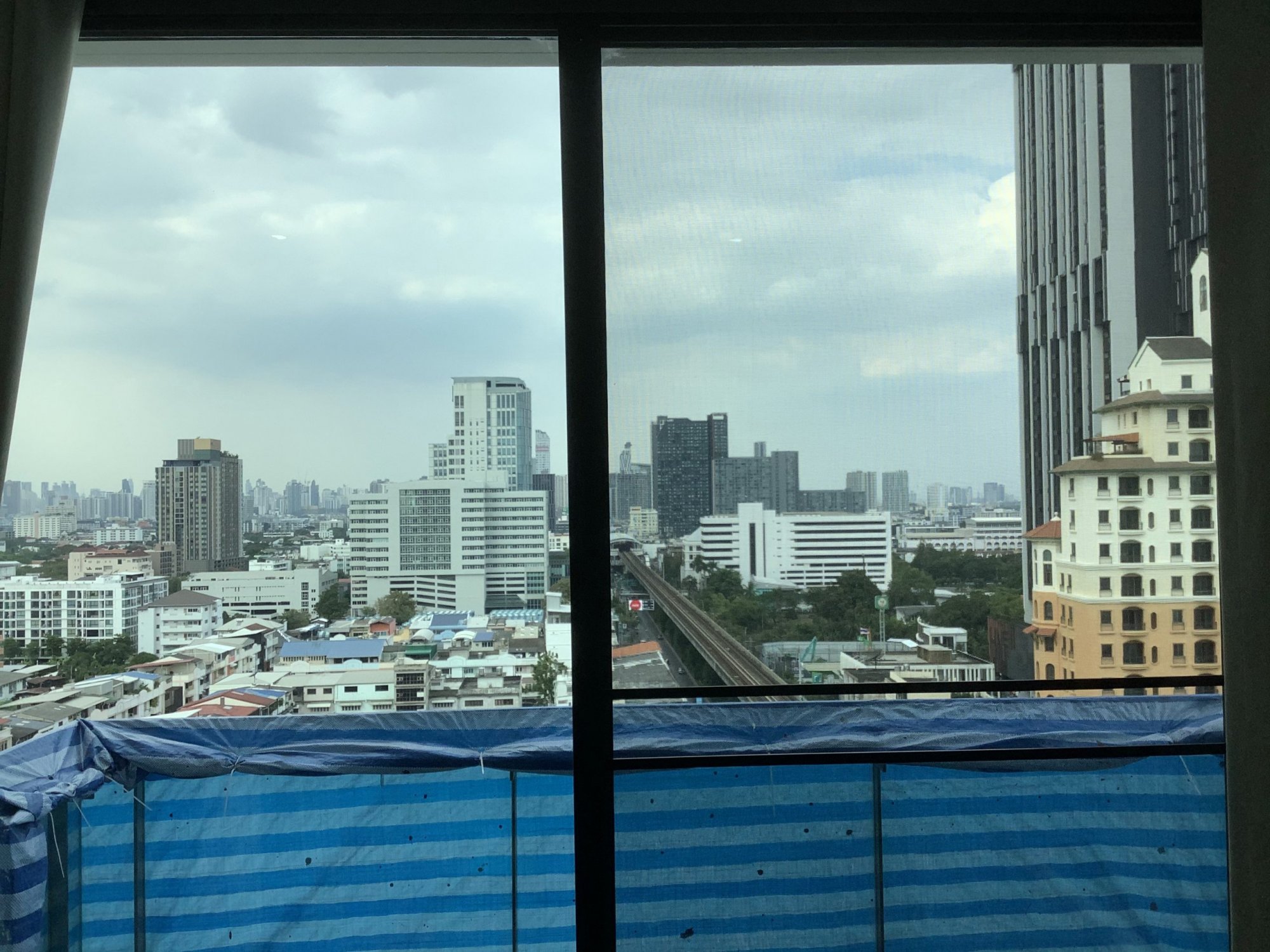 ขายพร้อมผู้เช่าราคาสุดคุ้ม! The Room Sukhumvit 62 2 ห้องนอน 2 ห้องน้ำ 75 ตรม. เพียง 11,000,000 บาท(ค่าโอนคนละครึ่ง) เฟอร์นิเจอร์ครบพร้อมเข้าอยู่