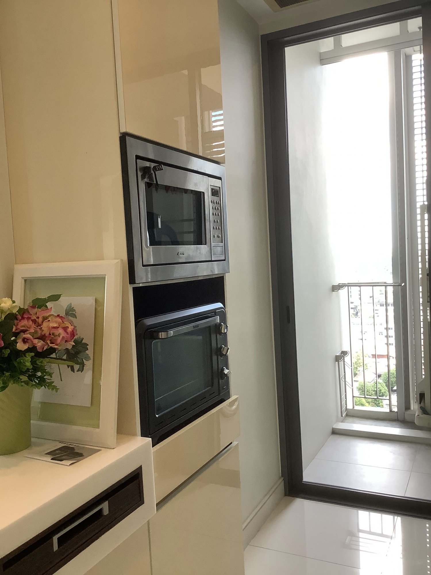 ขายพร้อมผู้เช่าราคาสุดคุ้ม! The Room Sukhumvit 62 2 ห้องนอน 2 ห้องน้ำ 75 ตรม. เพียง 11,000,000 บาท(ค่าโอนคนละครึ่ง) เฟอร์นิเจอร์ครบพร้อมเข้าอยู่