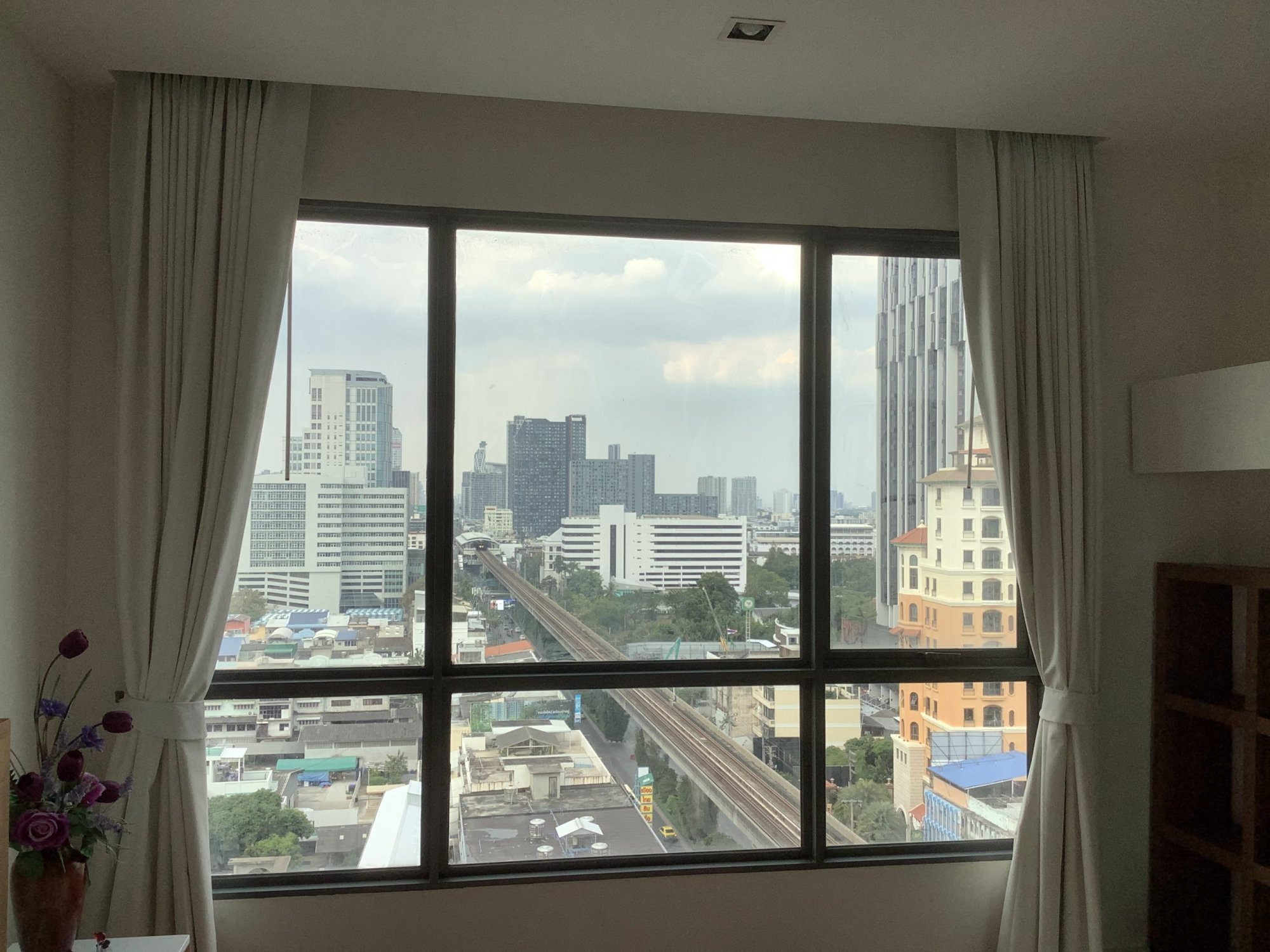 ขายพร้อมผู้เช่าราคาสุดคุ้ม! The Room Sukhumvit 62 2 ห้องนอน 2 ห้องน้ำ 75 ตรม. เพียง 11,000,000 บาท(ค่าโอนคนละครึ่ง) เฟอร์นิเจอร์ครบพร้อมเข้าอยู่
