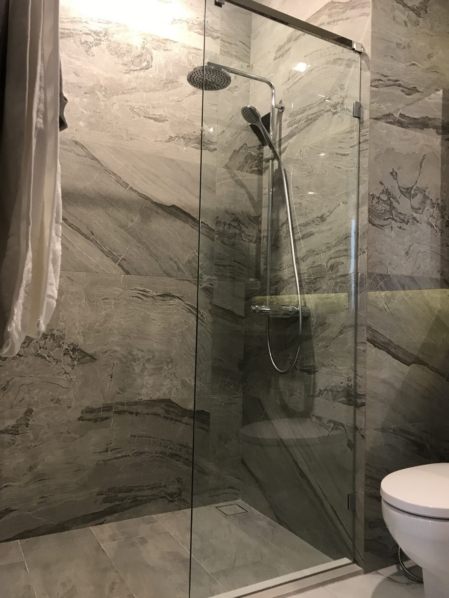 ปล่อยเช่า! Laviq Sukhumvit 57 คอนดูหรูระดับไฮเอนด์ 2 ห้องนอน 2 ห้องน้ำ 86. 5ตรม. ใจกลางทองหล่อ เพียง 86, 000บาท/เดือน เฟอร์นิเจอร์ครบพร้อมเข้าอยู่ PROP000271