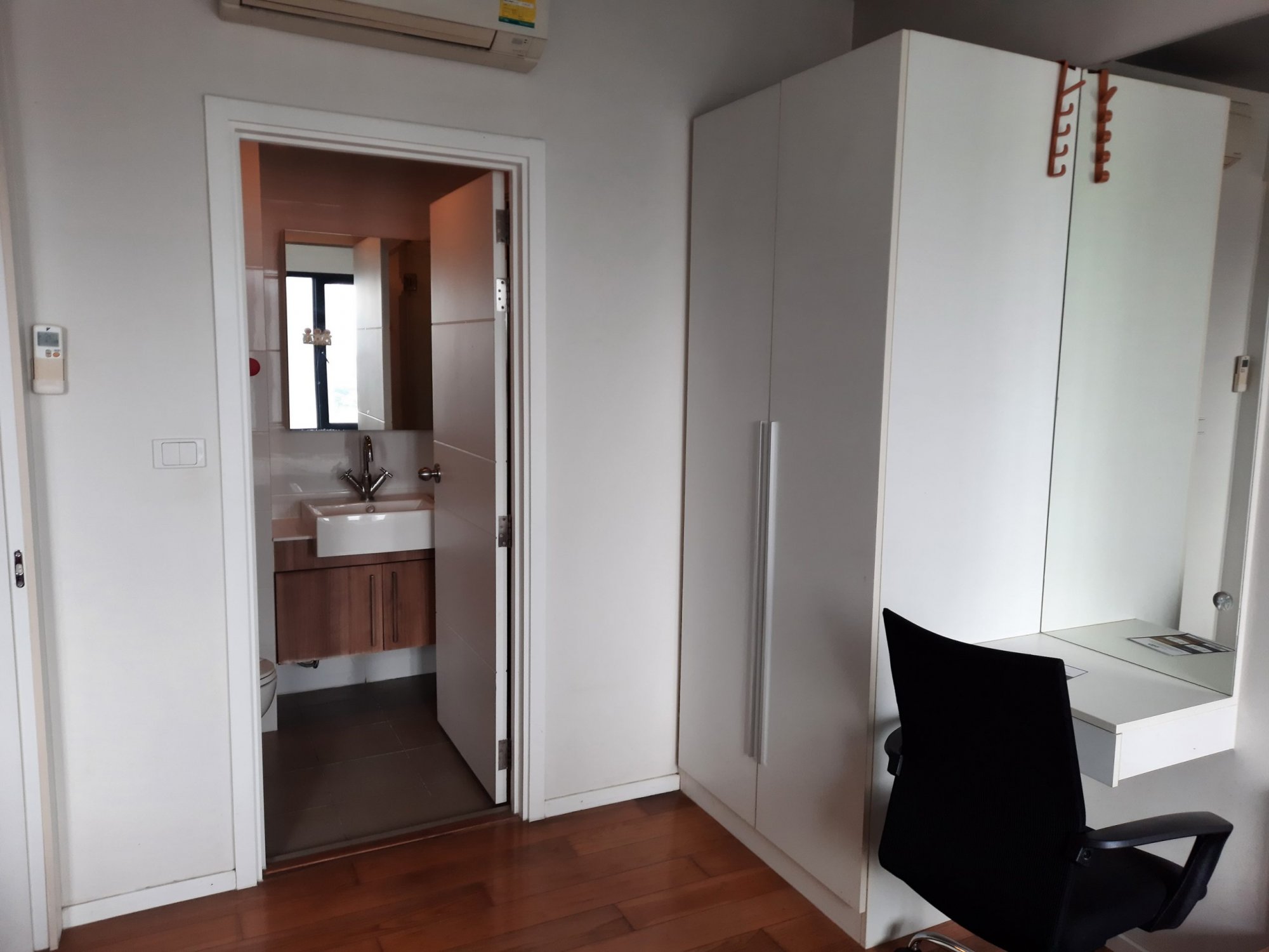 ** ขาย/เช่า! ** Blocs 77 ขายเพียง 4,100,000บาท ค่าโอนคนละครึ่ง เช่าเพียง 16,000บาท/เดือน 1 ห้องนอน 1 ห้องน้ำ 40ตรม. ใกล้ BTS อ่อนนุช เฟอร์นิเจอร์ครบพร้อมเข้าอยู่ (ราคาต่อรองได้) PROP000350