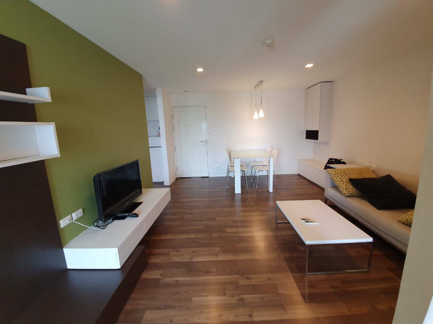 ** ขาย/เช่า! ** The Room Sukhumvit 79 ขาย เพียง 4,815,000บาท รวมค่าใช้จ่ายทุกอย่าง เช่าเพียง 18,000บาท/เดือน 1 ห้องนอน 1 ห้องน้ำ 46ตรม. ใกล้ BTS อ่อนนุช เฟอร์นิเจอร์ครบพร้อมเข้าอยู่ PROP000356