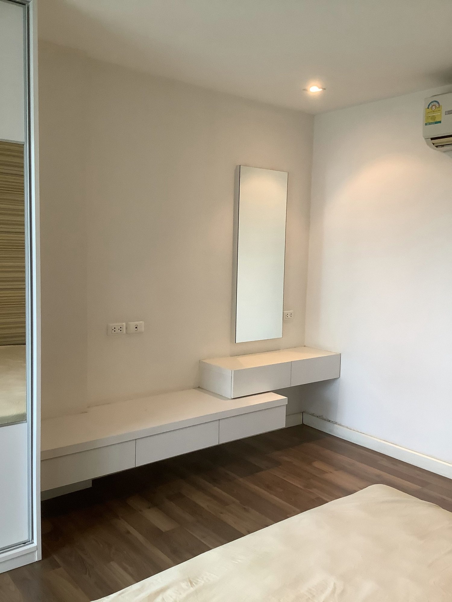 ** ขาย/เช่า! ** The Room Sukhumvit 79 ขาย เพียง 4,815,000บาท รวมค่าใช้จ่ายทุกอย่าง เช่าเพียง 18,000บาท/เดือน 1 ห้องนอน 1 ห้องน้ำ 46ตรม. ใกล้ BTS อ่อนนุช เฟอร์นิเจอร์ครบพร้อมเข้าอยู่ PROP000356