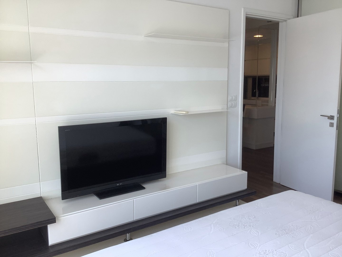 ** ขาย/เช่า! ** The Room Sukhumvit 62 ขายเพียง 12,840,000บาท รวมค่าใช้จ่ายทุกอย่าง เช่าเพียง 40,000บาท/เดือน 2 ห้องนอน 2 ห้องนอน 77ตรม. ใกล้ BTS ปุณณวิถี เฟอร์นิเจอร์ครบพร้อมเข้าอยู่ (ราคาต่อรองได้) PROP000357