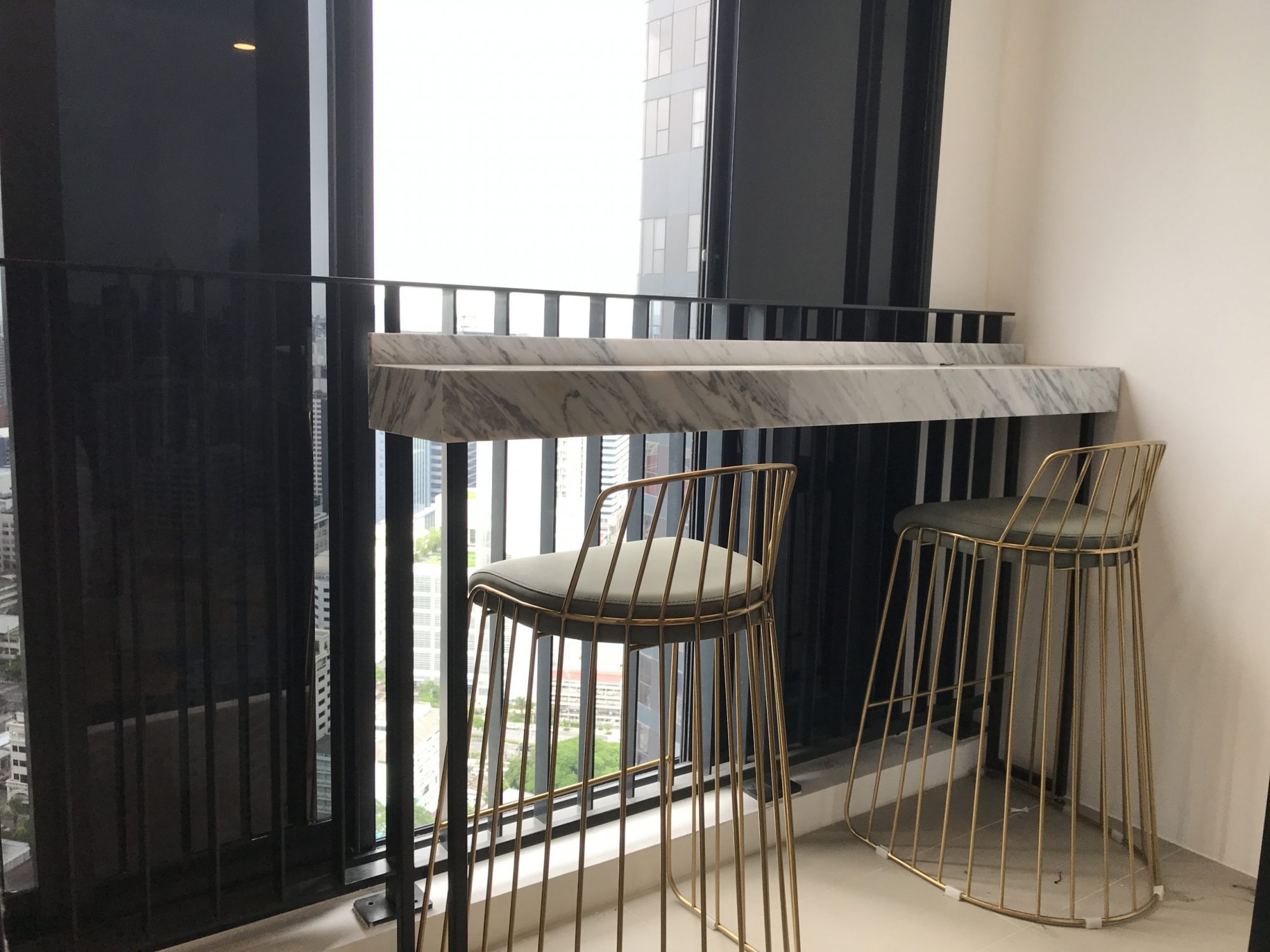 ปล่อยเช่า! แอชตัน จุฬา-สีลม ในราคาเพียง 24,000บาท/เดือน 1 ห้องนอน 1 ห้องน้ำ 30ตรม. ใกล้ MRT สามย่าน เฟอร์นิเจอร์ครบพร้อมเข้าอยู่ PROP000372