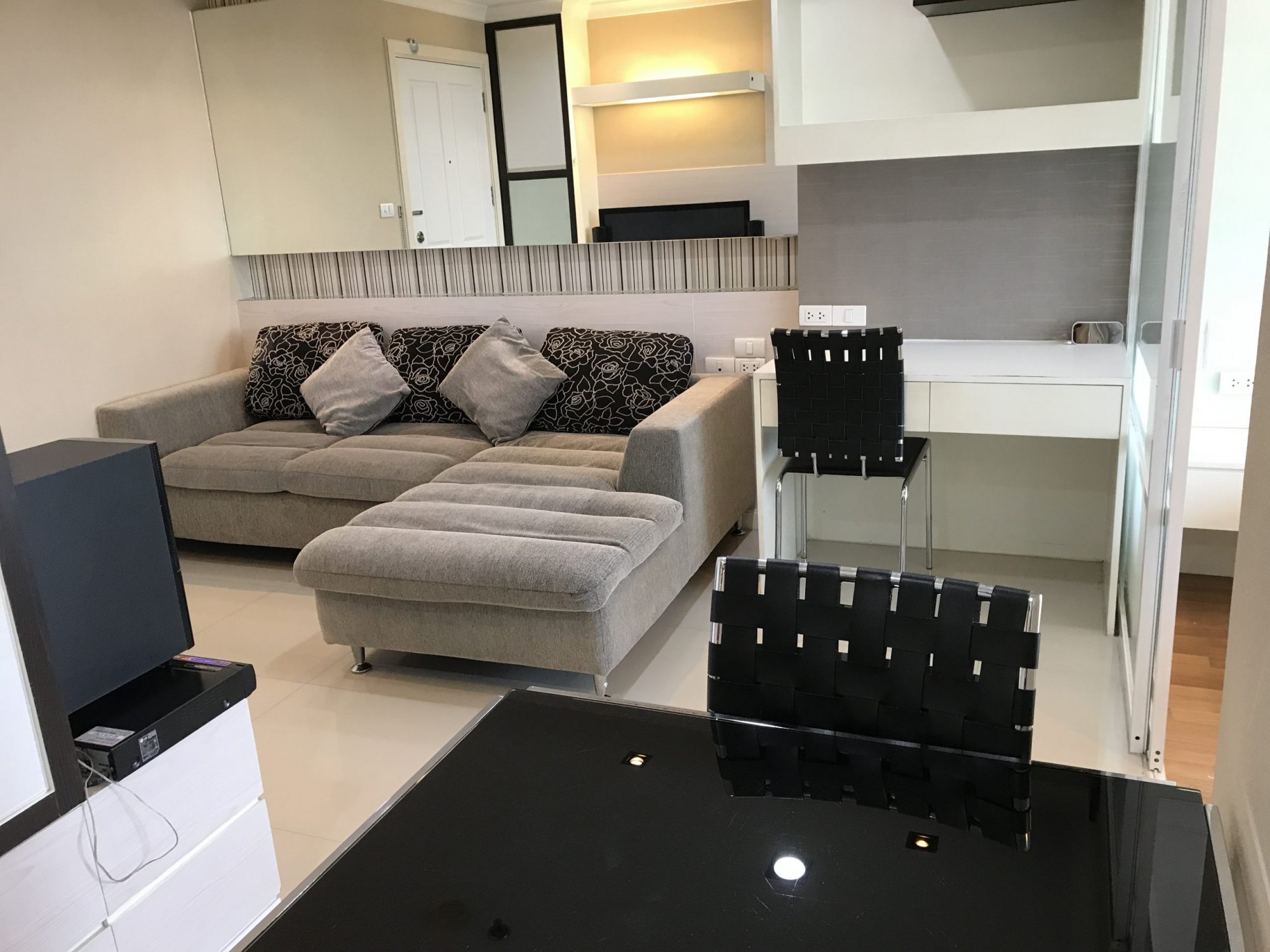 ปล่อยเช่า! Lumpini Place Rama9 - Ratchada ในราคาเพียง 15,000บาท/เดือน 1 ห้องนอน 1 ห้องน้ำ 37ตรม. ใกล้ MRT พระราม 9 เฟอร์นิเจอร์ครบพร้อมเข้าอยู่ PROP000373