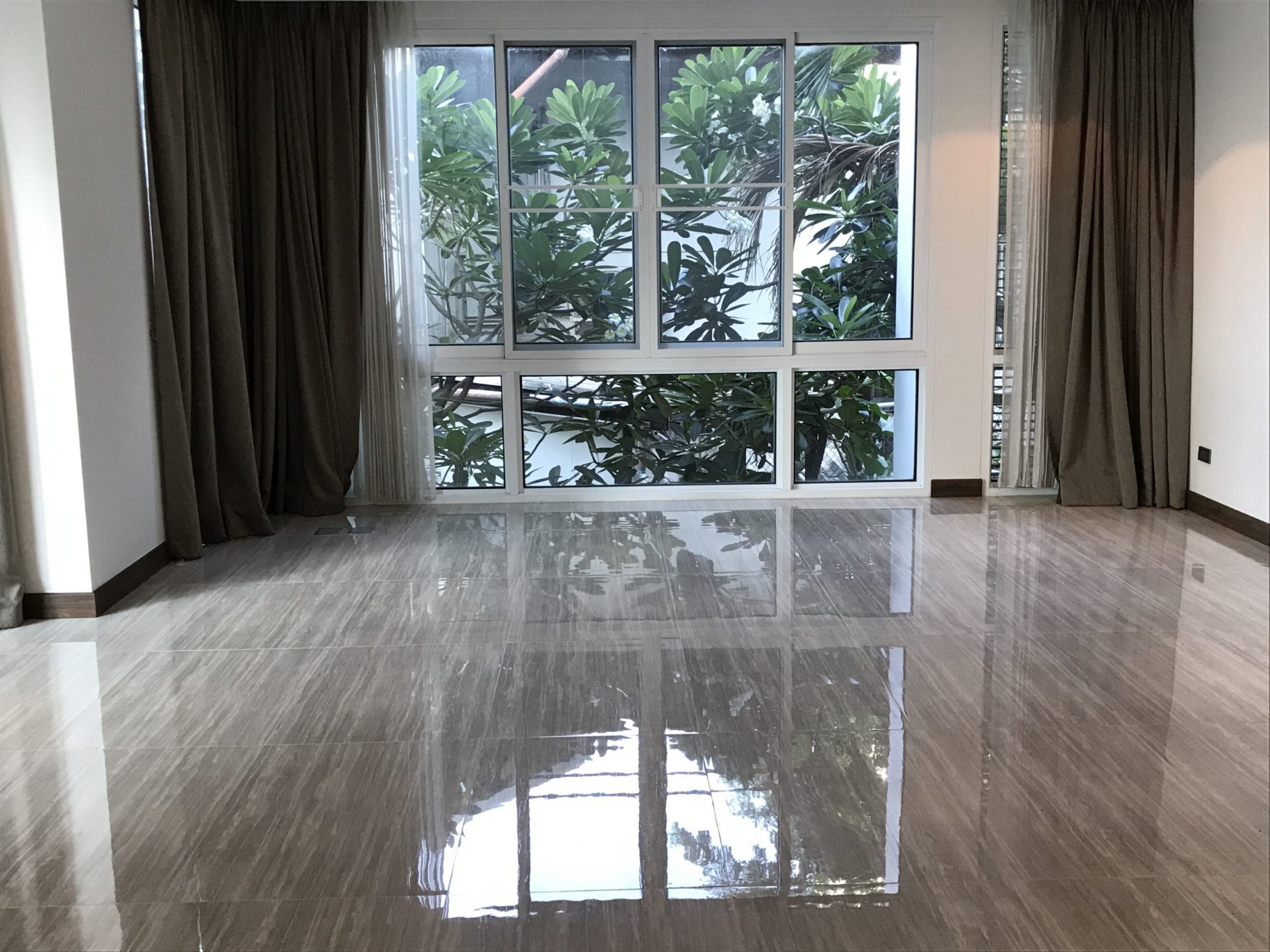 เช่า/ขาย เบลกราเวียเรสซิเดนซ์ 4ห้องนอน พร้อมห้องแม่บ้าน วิวสระน้ำ 298ตรม