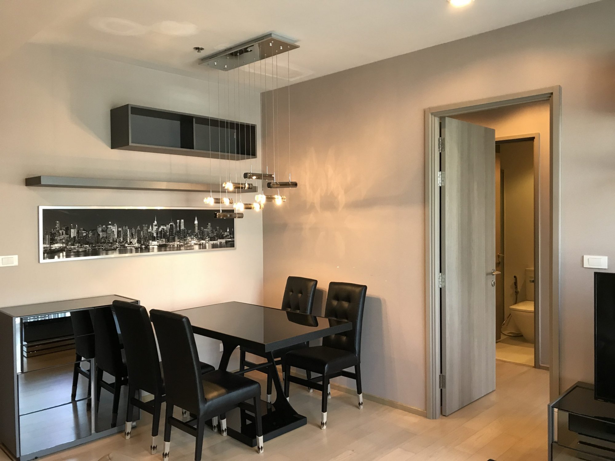**ขาย/เช่า! ** HQ Thonglor ขายเพียง 9,570,000บาท ค่าโอนคนละครึ่ง เช่าเพียง 35,000บาท/เดือน 1 ห้องนอน 1 ห้องนอน 43ตรม. ห้องใหญ่อยู่สบาย ใกล้ BTS Thonglor PROP000398