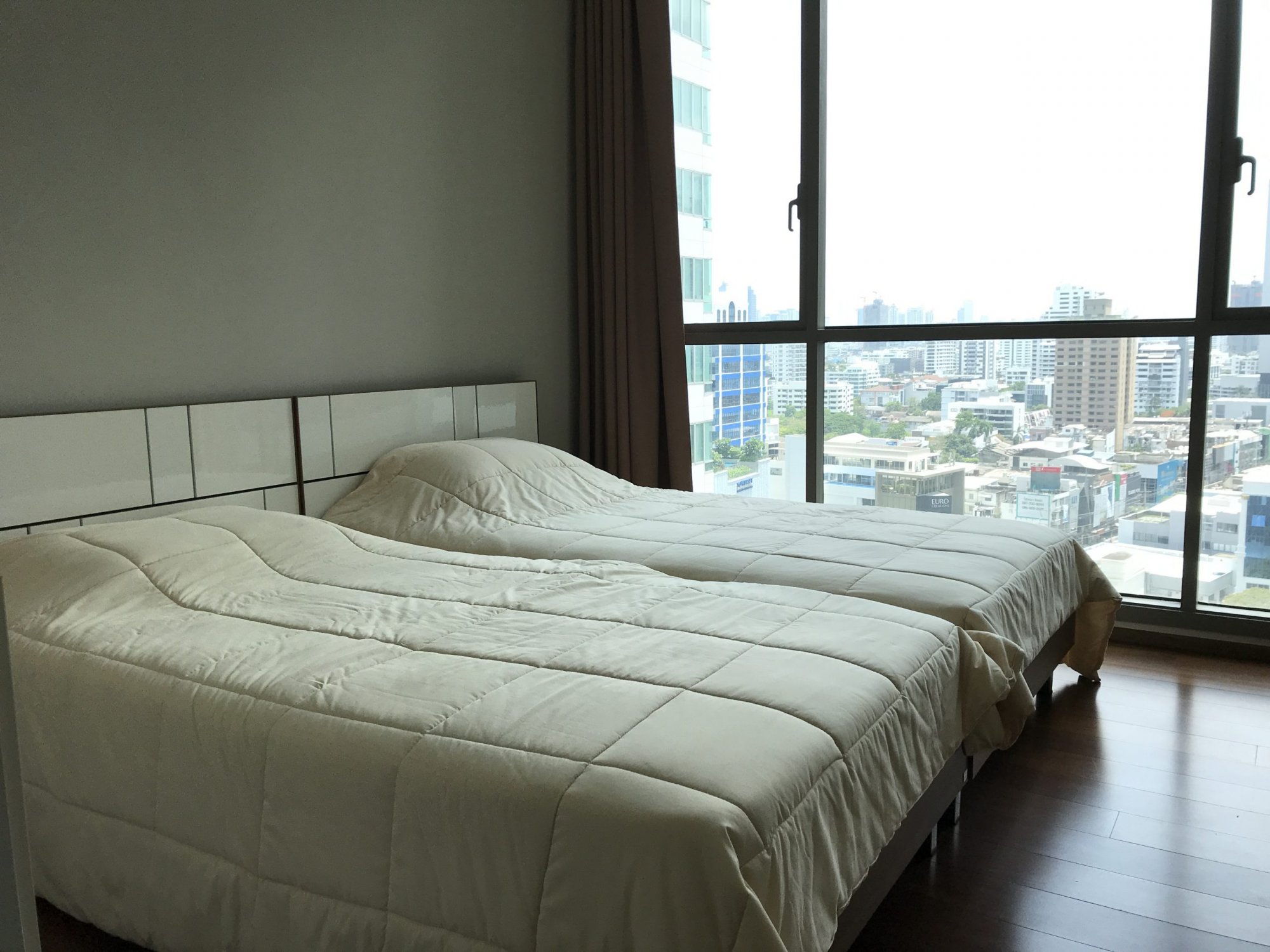** ขาย/เช่า! ** Quattro by Sansiri ขายเพียง 19,260,000บาท รวมค่าใช้จ่ายทุกอย่าง เช่าเพียง 63,000บาท/เดือน 2 ห้องนอน 2 ห้องน้ำ 80ตรม. ห้องใหญ่อยู่สบาย ใกล้ BTS ทองหล่อ PROP000401