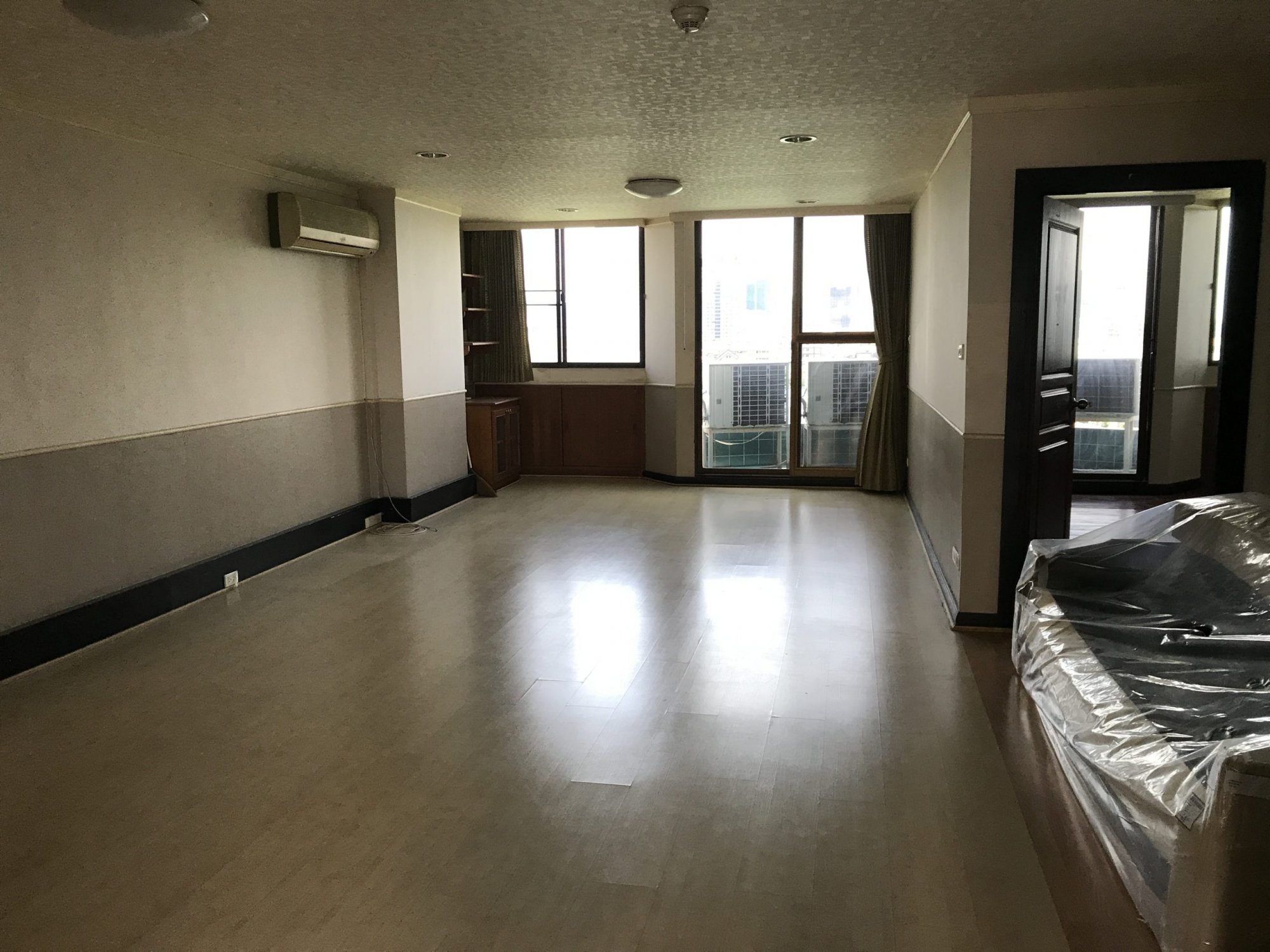 ขาย! Supalai Place สุขุมวิท 39  2 ห้องนอน 96.7 ตรม. ใกล้ BTS พร้อมพงษ์ เพียง 6,500,000 บาท รวมค่าใช้จ่ายทุกอย่าง เฟอร์นิเจอร์ครบพร้อมเข้าอยู่ PROP000418