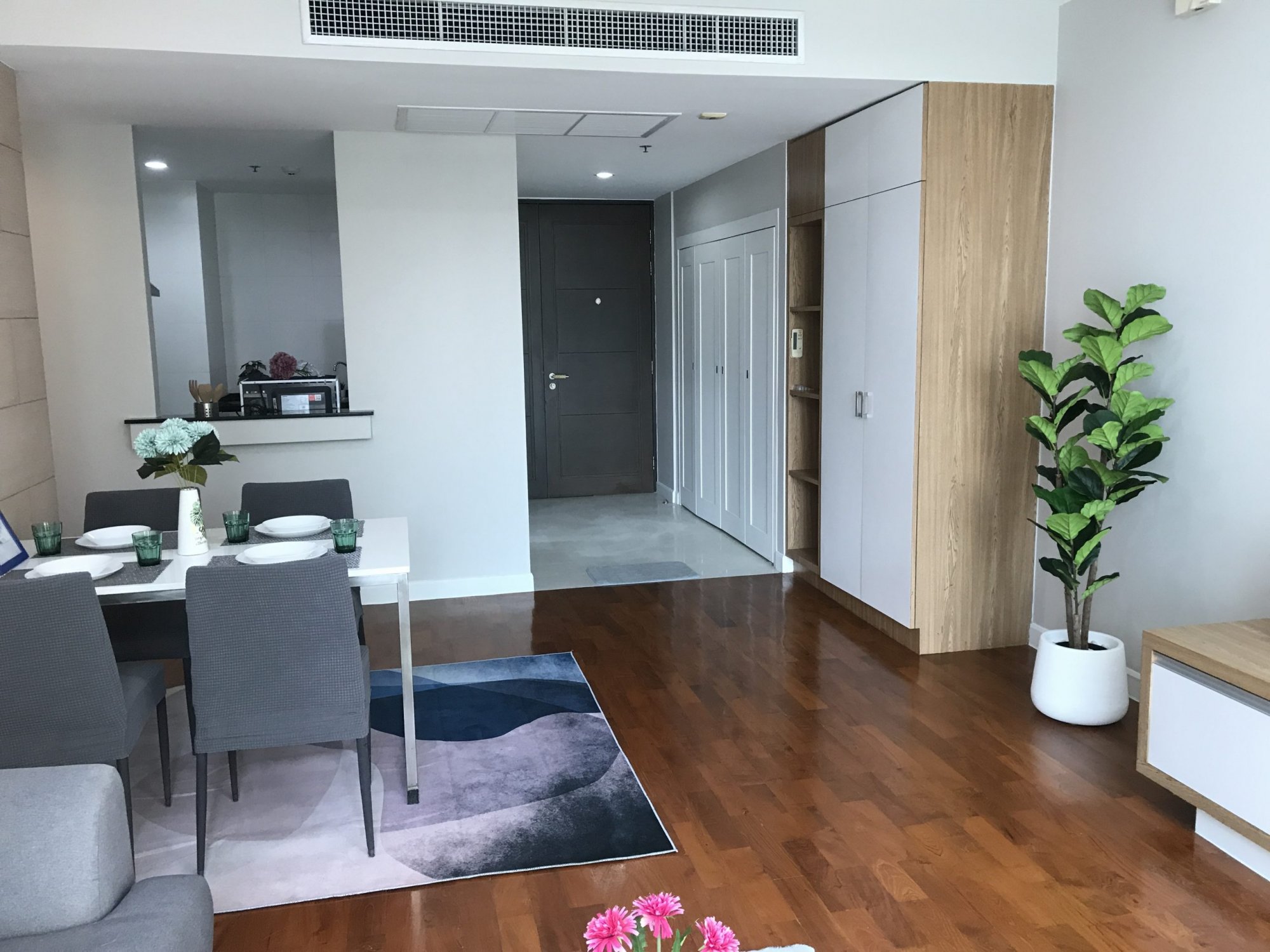 คุ้มสุดๆให้เช่า ที่ Siri Residence ราคาดี เพียง 67,000บาท/เดือน  2 ห้องนอน 2 ห้องน้ำ 94 ตรม ใกล้ BTS พร้อมพงษ์ ห้องตกแต่งใหม่ เฟอร์นิเจอร์ครบพร้อมเข้าอยู่ (ราคาต่อรองได้) PROP000427