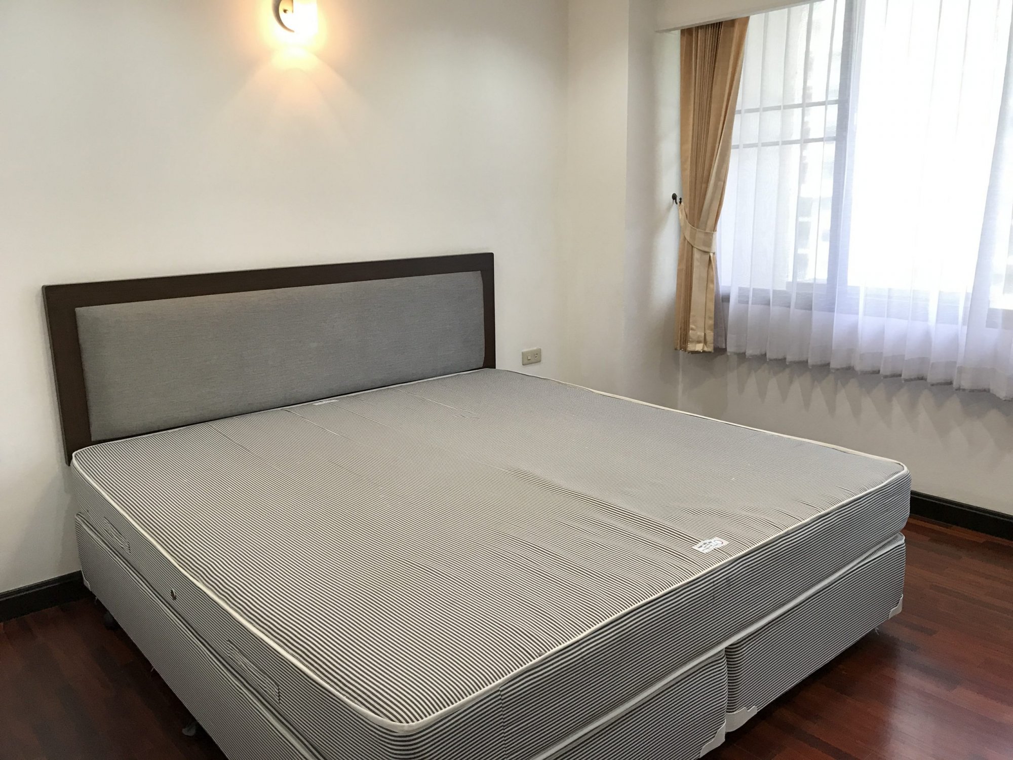 ปล่อยเช่า! Acadamia Grand Tower ในราคาเพียง 58,000บาท/เดือน 2 ห้องนอน 2 ห้องน้ำ 1 ห้องนั่งเล่น ขนาด 121ตรม. ใกล้ BTS พร้อมพงษ์ เฟอร์นิเจอร์ครบพร้อมเข้าอยู่ (ต่อรองราคาได้) PROP000433