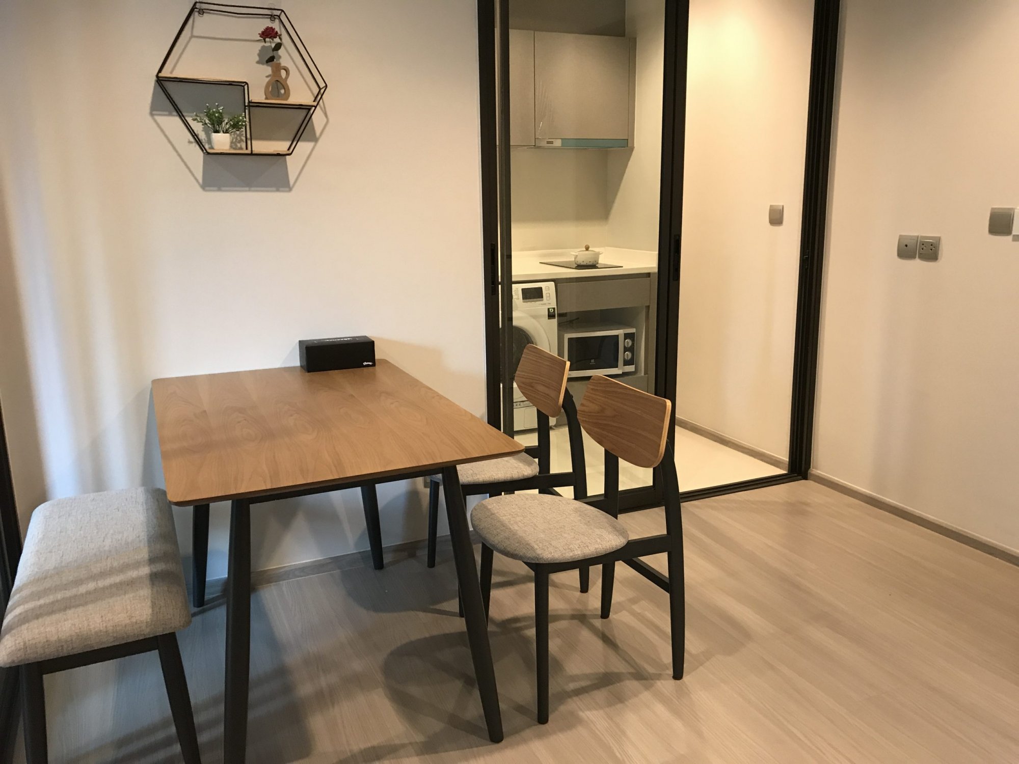 ปล่อยเช่า! LIFE Asoke - Rama 9 ในราคาเพียง 22,000บาท/เดือน 1 ห้องนอน 1 ห้องน้ำ 35ตรม. ใกล้ MRTพระราม 9 เฟอร์นิเจอร์ครบพร้อมเข้าอยู่ PROP000456