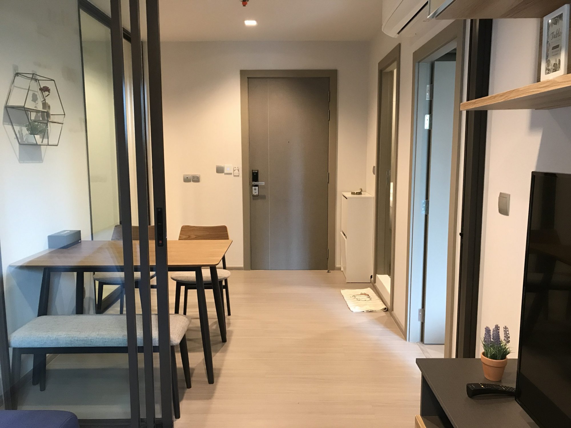 ปล่อยเช่า! LIFE Asoke - Rama 9 ในราคาเพียง 22,000บาท/เดือน 1 ห้องนอน 1 ห้องน้ำ 35ตรม. ใกล้ MRTพระราม 9 เฟอร์นิเจอร์ครบพร้อมเข้าอยู่ PROP000456