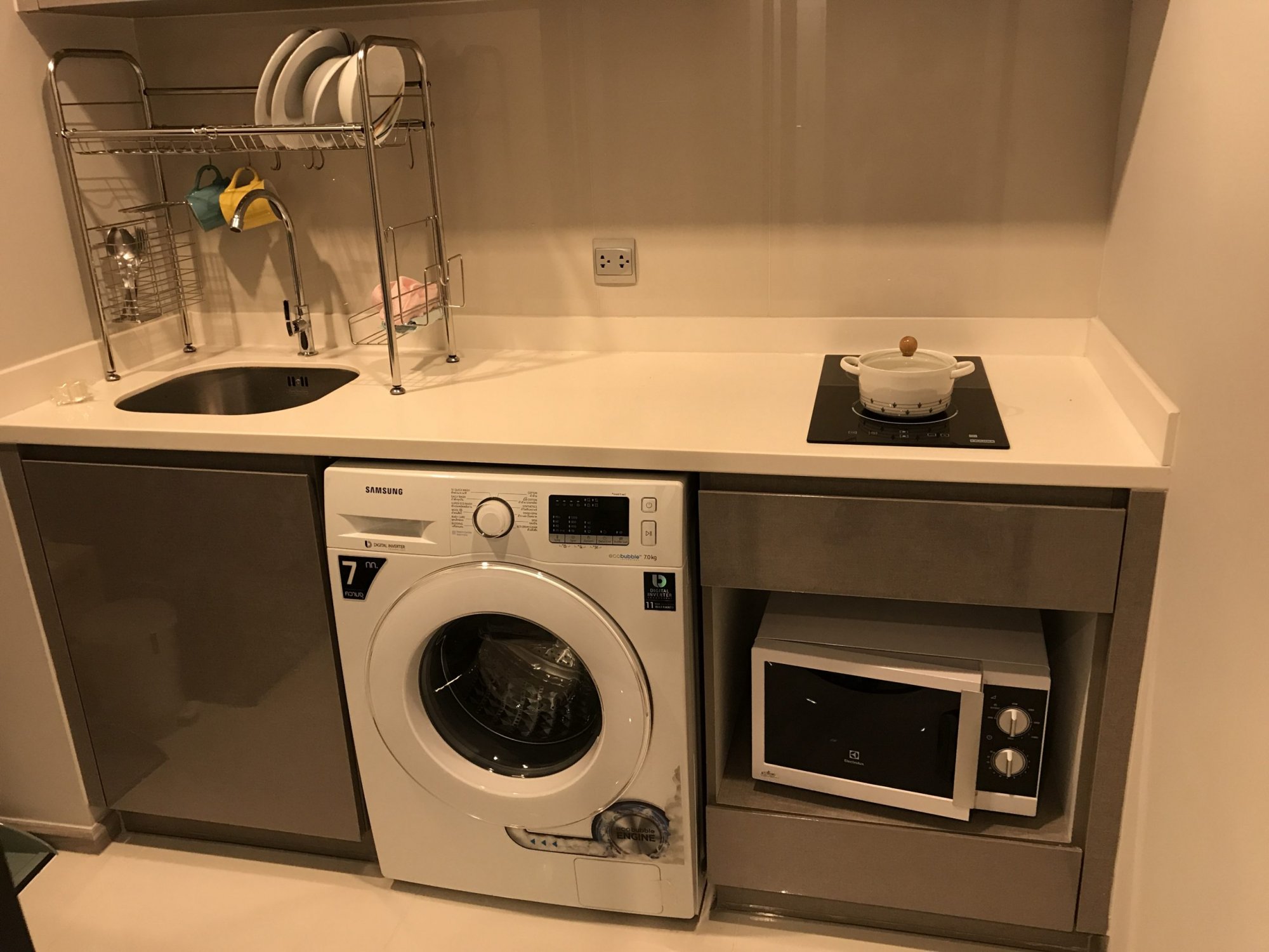 ปล่อยเช่า! LIFE Asoke - Rama 9 ในราคาเพียง 22,000บาท/เดือน 1 ห้องนอน 1 ห้องน้ำ 35ตรม. ใกล้ MRTพระราม 9 เฟอร์นิเจอร์ครบพร้อมเข้าอยู่ PROP000456