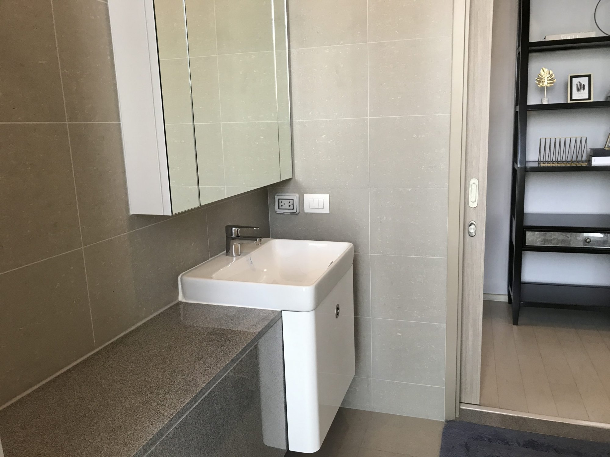 ** ขายด่วน! ** Noble Ploenchit พร้อมให้คุณเป้นเจ้าของ เพียง 18,685,000บาท รวมค่าใช้จ่ายทุกอย่าง 1 ห้องนอน 1 ห้องน้ำ 59ตรม. ใกล้ BTS เพลินจิต เฟอร์นิเจอร์ครบพร้อมเข้าอยู่ PROP000470