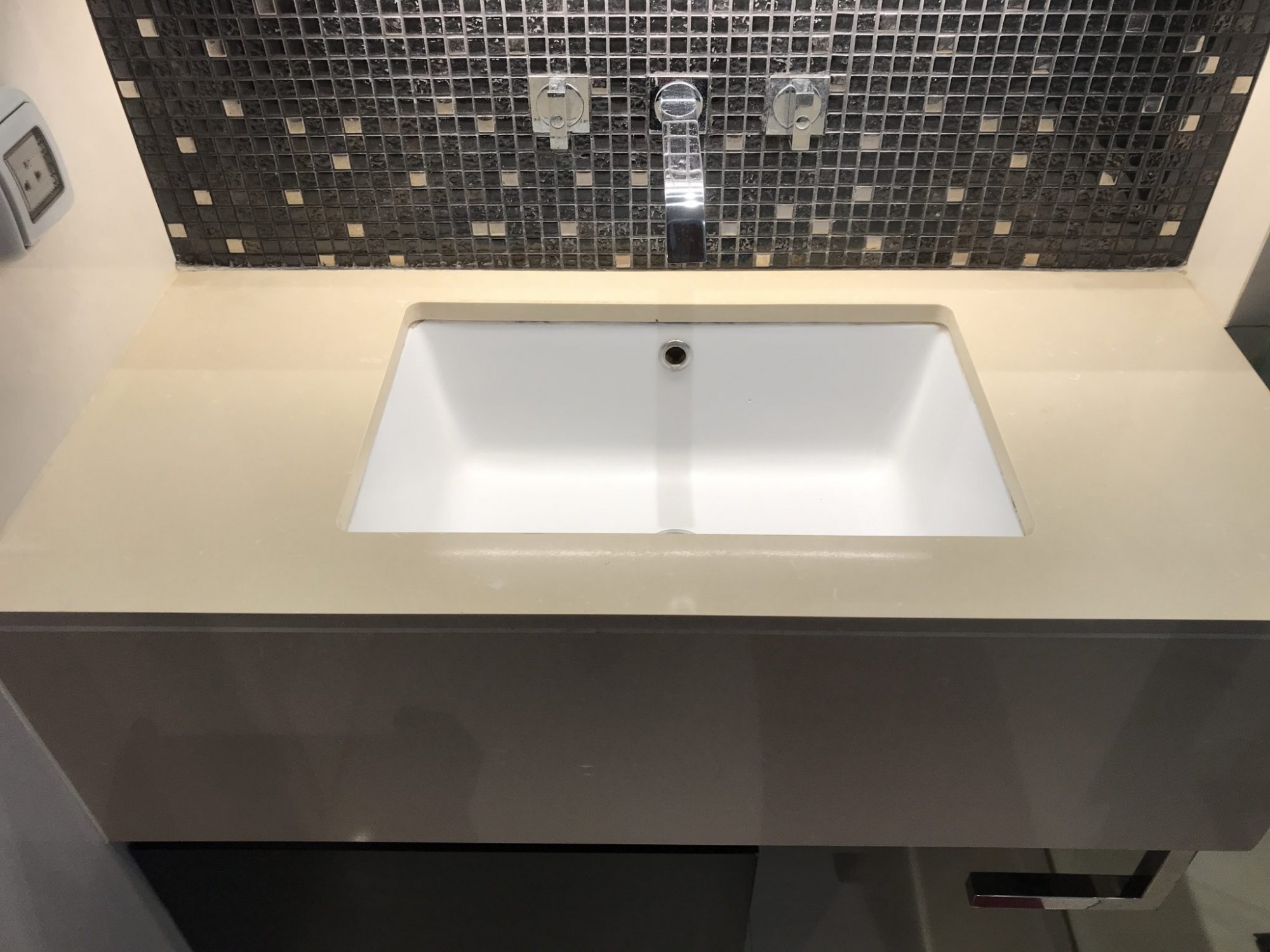 ปล่อยเช่า! The Address Sukhumvit 28 ในราคาเพียง 65,000บาท/เดือน 2 ห้องนอนขนาดใหญ่  74 ตรม. ใกล้ BTS พร้อมพงษ์ เฟอร์นิเจอร์ครบพร้อมเข้าอยู่