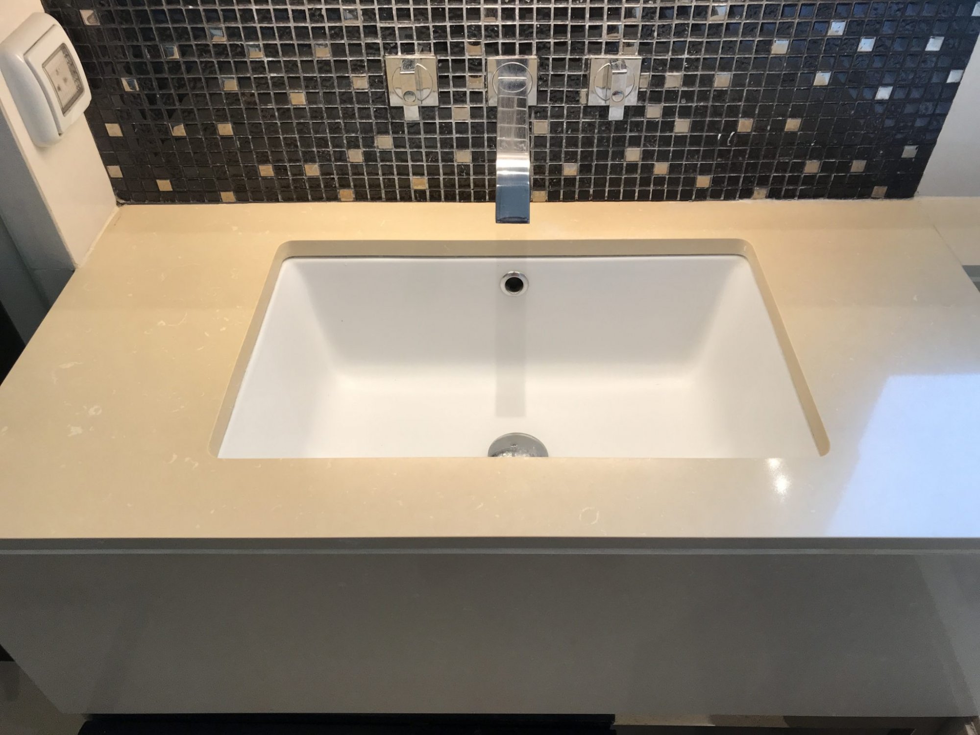 ปล่อยเช่า! The Address Sukhumvit 28 ในราคาเพียง 65,000บาท/เดือน 2 ห้องนอนขนาดใหญ่  74 ตรม. ใกล้ BTS พร้อมพงษ์ เฟอร์นิเจอร์ครบพร้อมเข้าอยู่