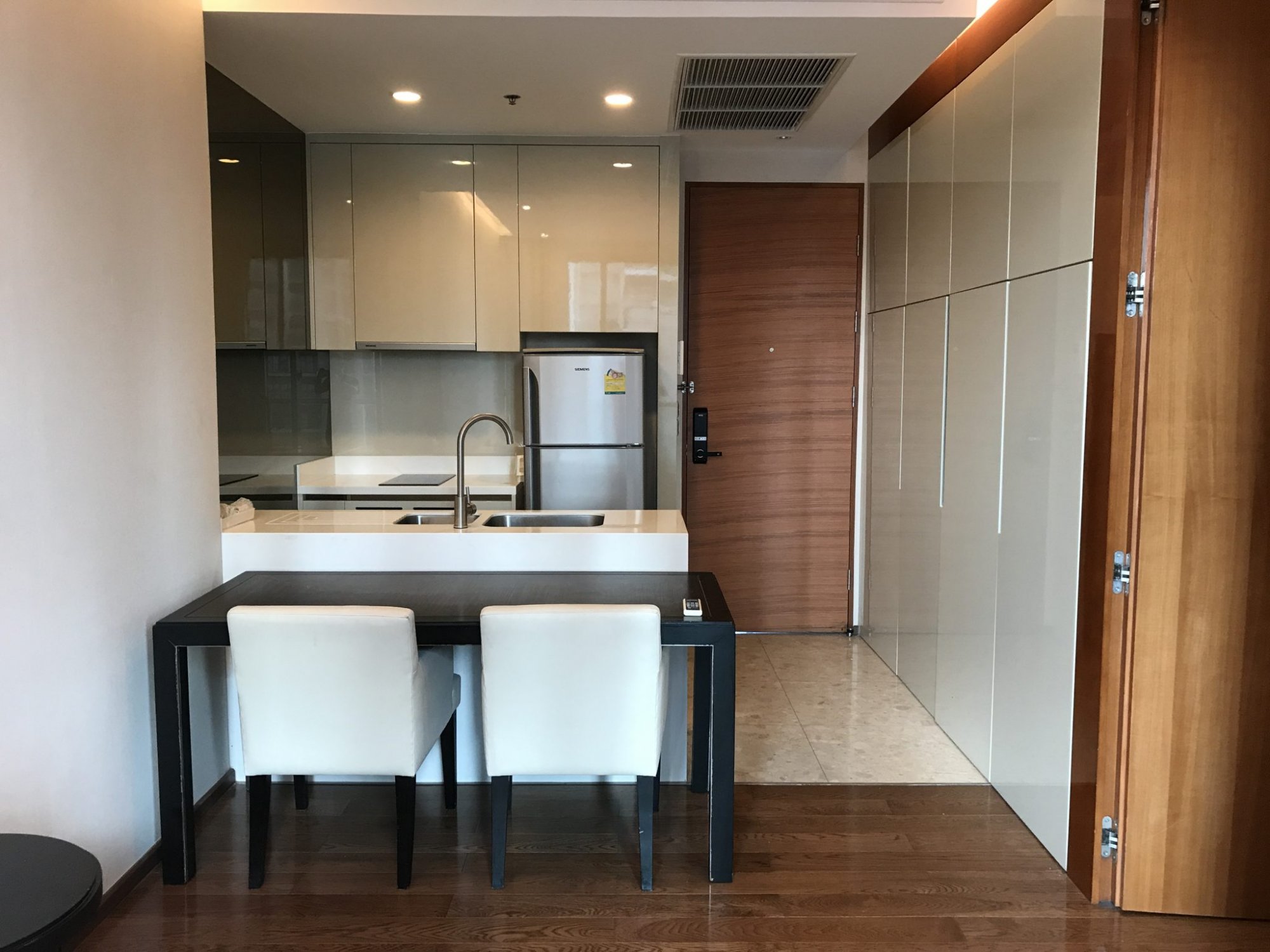 ปล่อยขาย/เช่า! The Address Sukhumvit 28 ในราคาเพียง 30,000บาท/เดือน 1 ห้องนอนขนาดใหญ่ 45.02 ตรม. ขายเพียง 8,900,000 บาท (รวมค่าใช้จ่ายทุกอย่าง) ใกล้ BTS พร้อมพงษ์ เฟอร์นิเจอร์ครบพร้อมเข้าอยู่