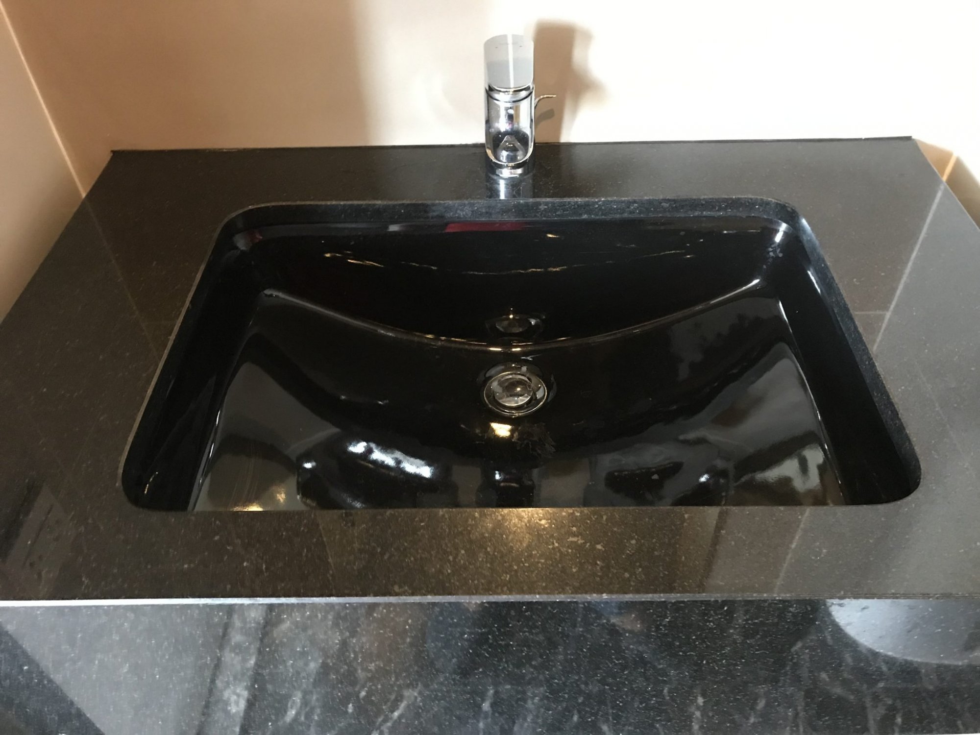 ปล่อยเช่า! The Edge Sukhumvit 23 ในราคาเพียง 55,000 บาท/เดือน 2 ห้องนอน 2 ห้องน้ำ 62.5ตรม ใกล้ BTS สุขุมวิท เฟอร์นิเจอร์ครบพร้อมเข้าอยู่ PROP000501