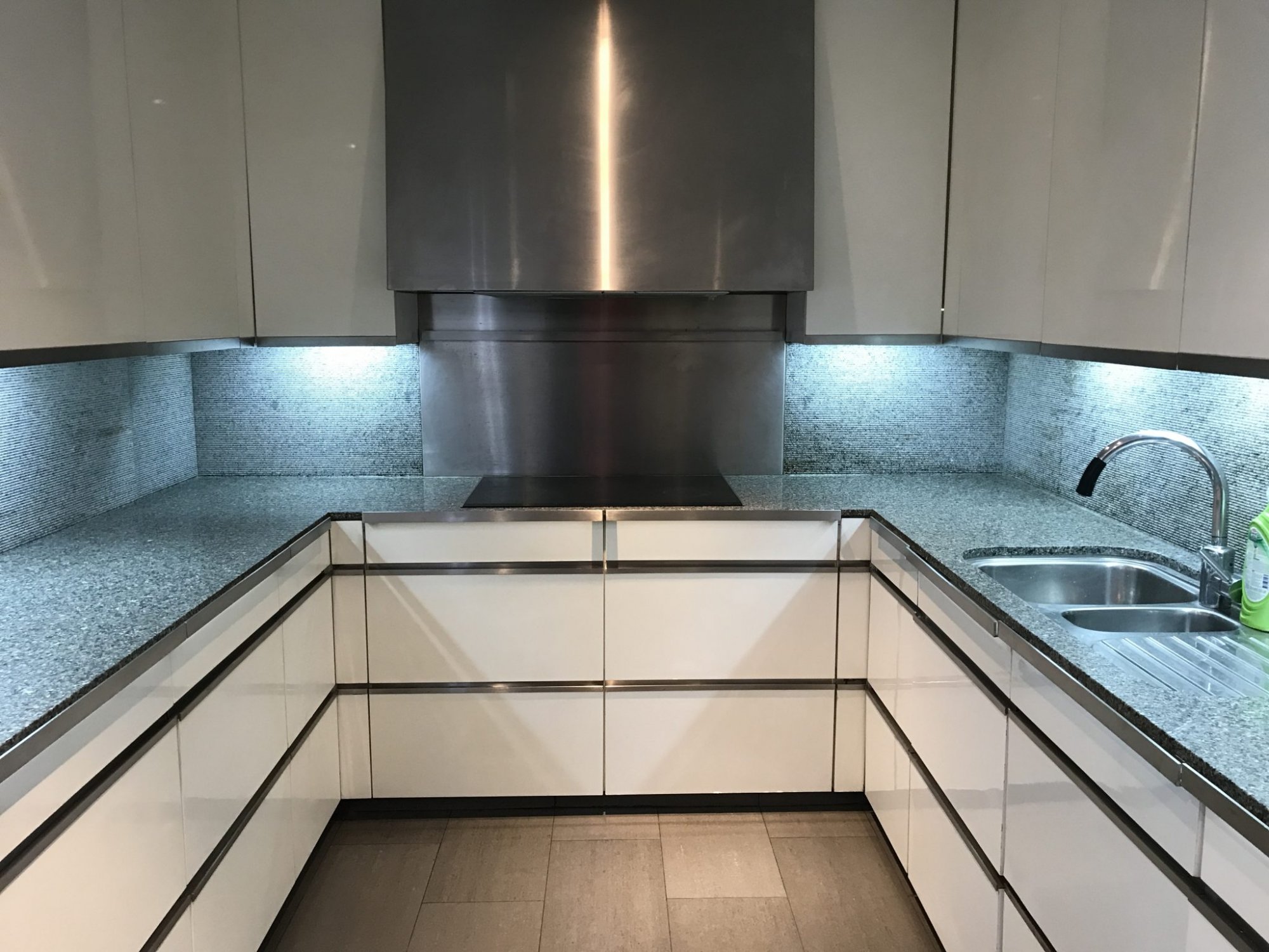 ปล่อยเช่า! The Met (เดอะ เม็ท) ในราคาเพียง 120,000บาท/เดือน 3 ห้องนอน 4 ห้องน้ำ 198ตรม. ใกล้ BTS ช่องนนทรี เฟอร์นิเจอร์ครบพร้อมเข้าอยู่ PROP000504