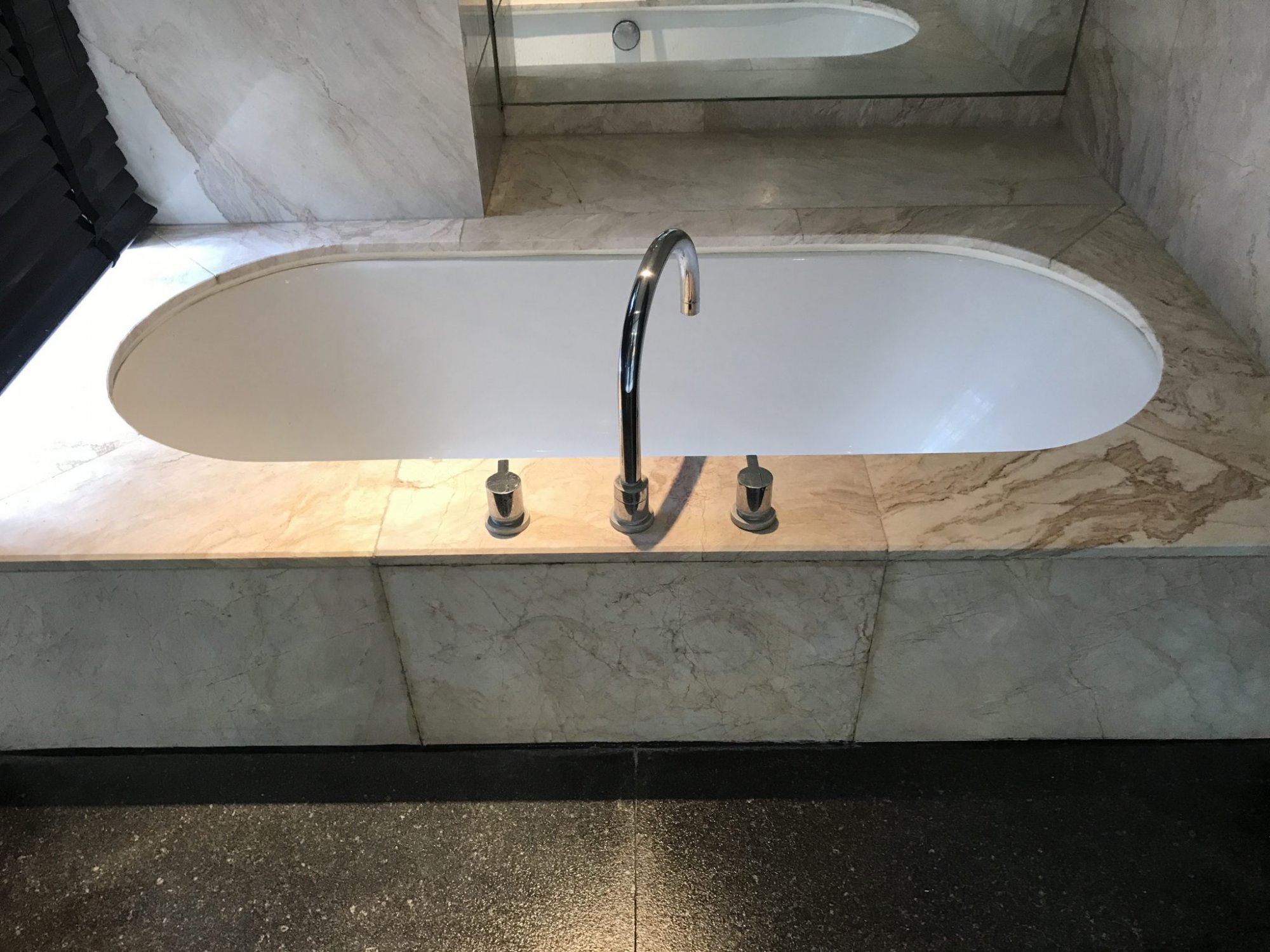 ปล่อยเช่า! The Met (เดอะ เม็ท) ในราคาเพียง 120,000บาท/เดือน 3 ห้องนอน 4 ห้องน้ำ 198ตรม. ใกล้ BTS ช่องนนทรี เฟอร์นิเจอร์ครบพร้อมเข้าอยู่ PROP000504