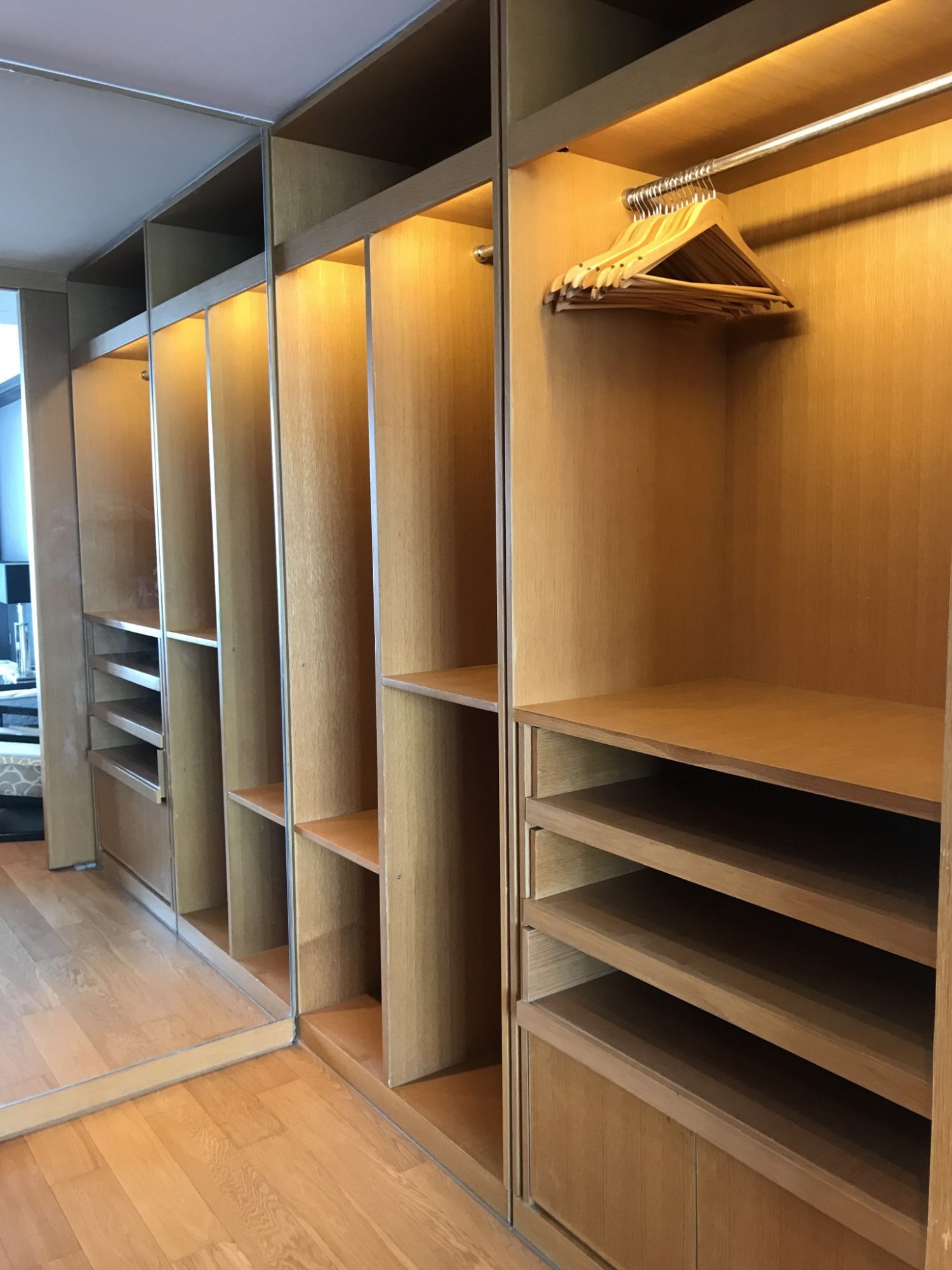 ปล่อยเช่า! The Met (เดอะ เม็ท) ในราคาเพียง 120,000บาท/เดือน 3 ห้องนอน 4 ห้องน้ำ 198ตรม. ใกล้ BTS ช่องนนทรี เฟอร์นิเจอร์ครบพร้อมเข้าอยู่ PROP000504