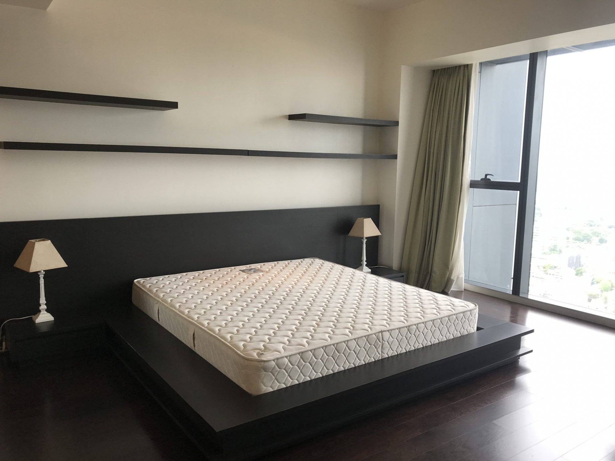 ปล่อยเช่า! The Met (เดอะ เม็ท) ในราคาเพียง 120,000บาท/เดือน 3 ห้องนอน 4 ห้องน้ำ 196ตรม. ใกล้ BTS ช่องนนทรี เฟอร์นิเจอร์ครบพร้อมเข้าอยู่ PROP000505