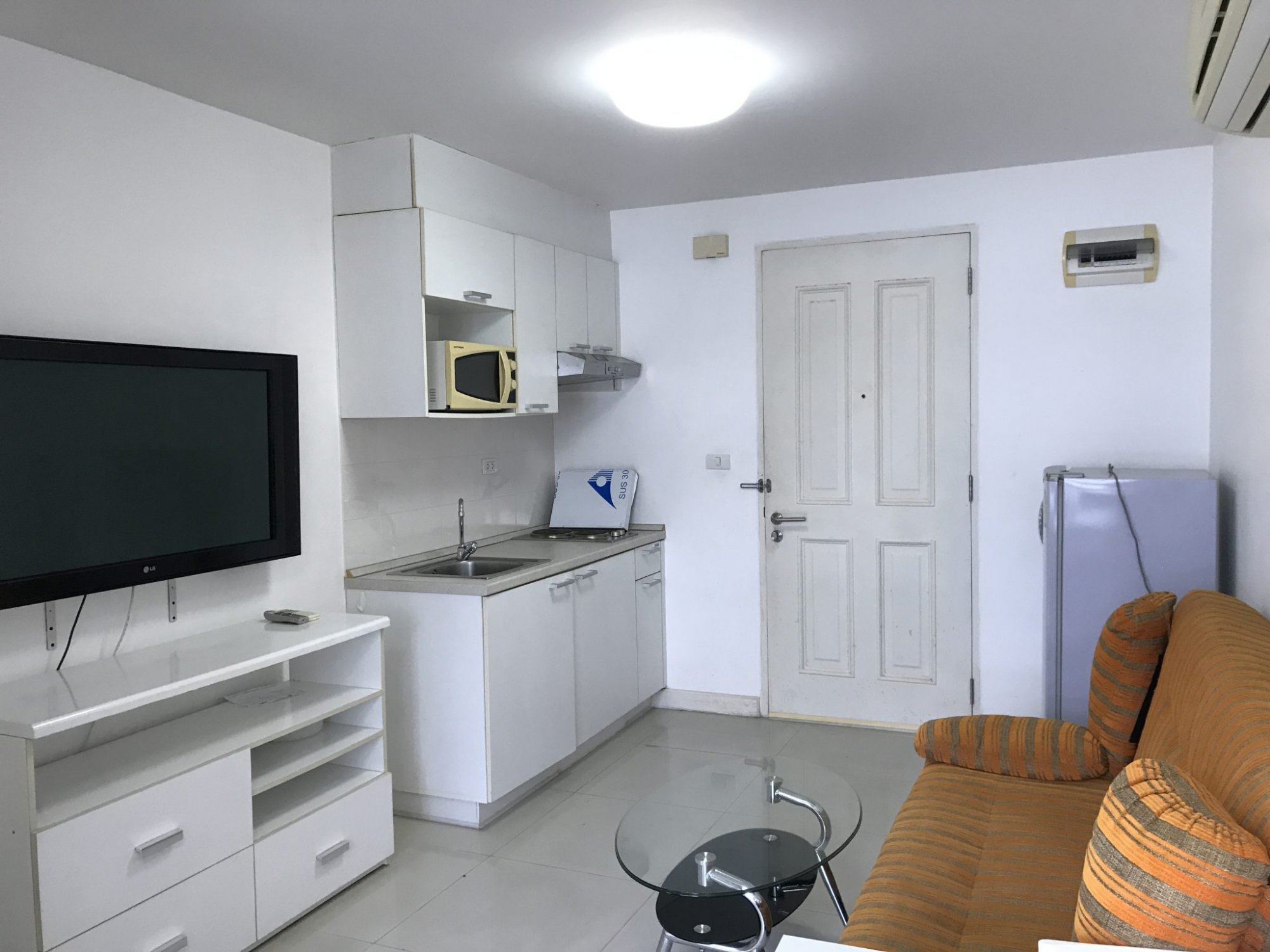** Hot Deal! ** For rent at The Clover Thonglor 1 Bedroom 1 Bathroom 19,000THB/month Fully furnished PROP000523