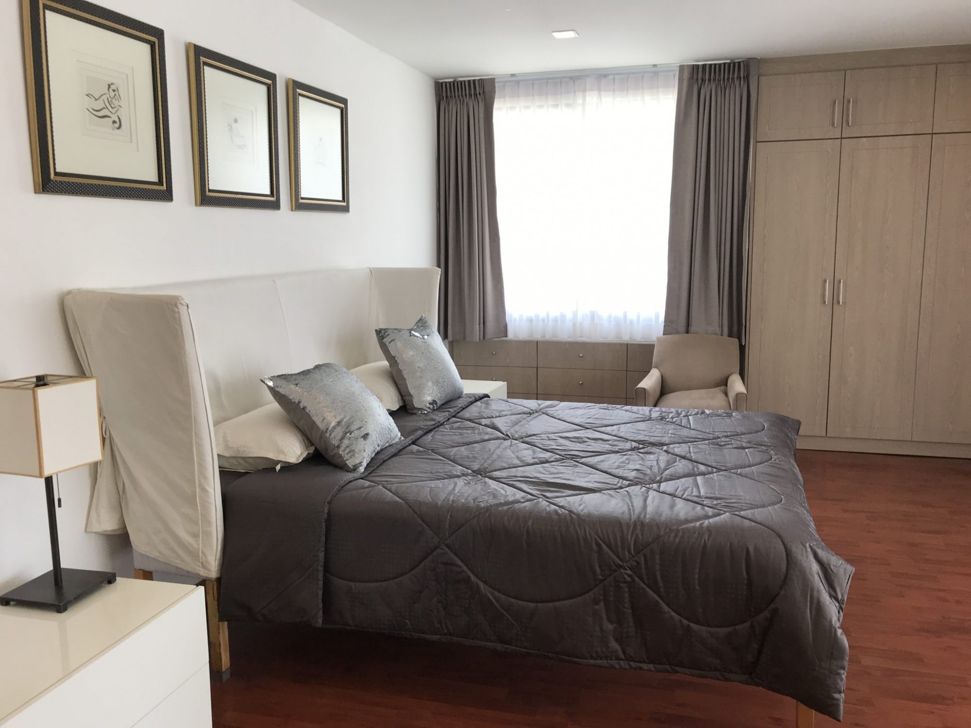 ** ขาย/เช่า! ** Las Colinas คอนโดหรู ใจกลางอโศก ขายเพียง 26,780,000บาท ค่าโอนคนละครึ่ง เช่าเพียง 68,000บาท/เดือน 2 ห้องนอน 3 ห้องน้ำ 185ตรม. เฟอร์นิเจอร์ครบพร้อมเข้าอยู่ PROP000544