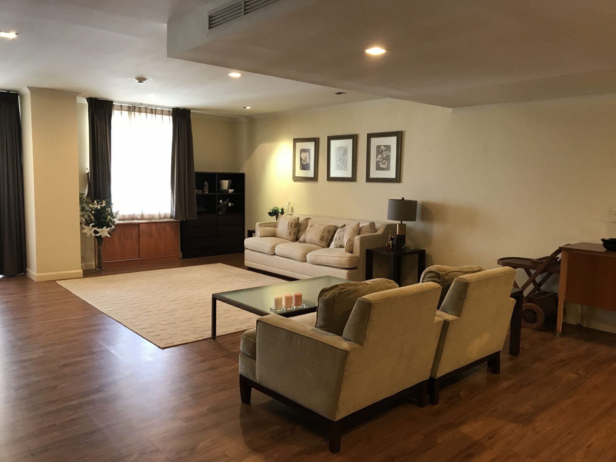 ** ขาย/เช่า! ** Las Colinas คอนโดหรู ใจกลางอโศก ขายเพียง 26,780,000บาท ค่าโอนคนละครึ่ง เช่าเพียง 68,000บาท/เดือน 2 ห้องนอน 3 ห้องน้ำ 185ตรม. เฟอร์นิเจอร์ครบพร้อมเข้าอยู่ PROP000544