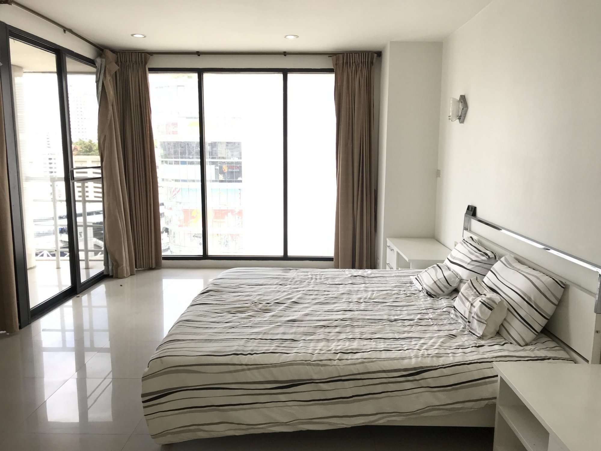 ปล่อยเช่า! Las Colinas คอนโดหรู ใจกลางอโศก Style Penthouse ในราคาเพียง 65,000บาท/เดือน 2 ห้องนอน ขนาด 166ตรม. เฟอร์นิเจอร์ครบพร้อมเข้าอยู่ PROP000545