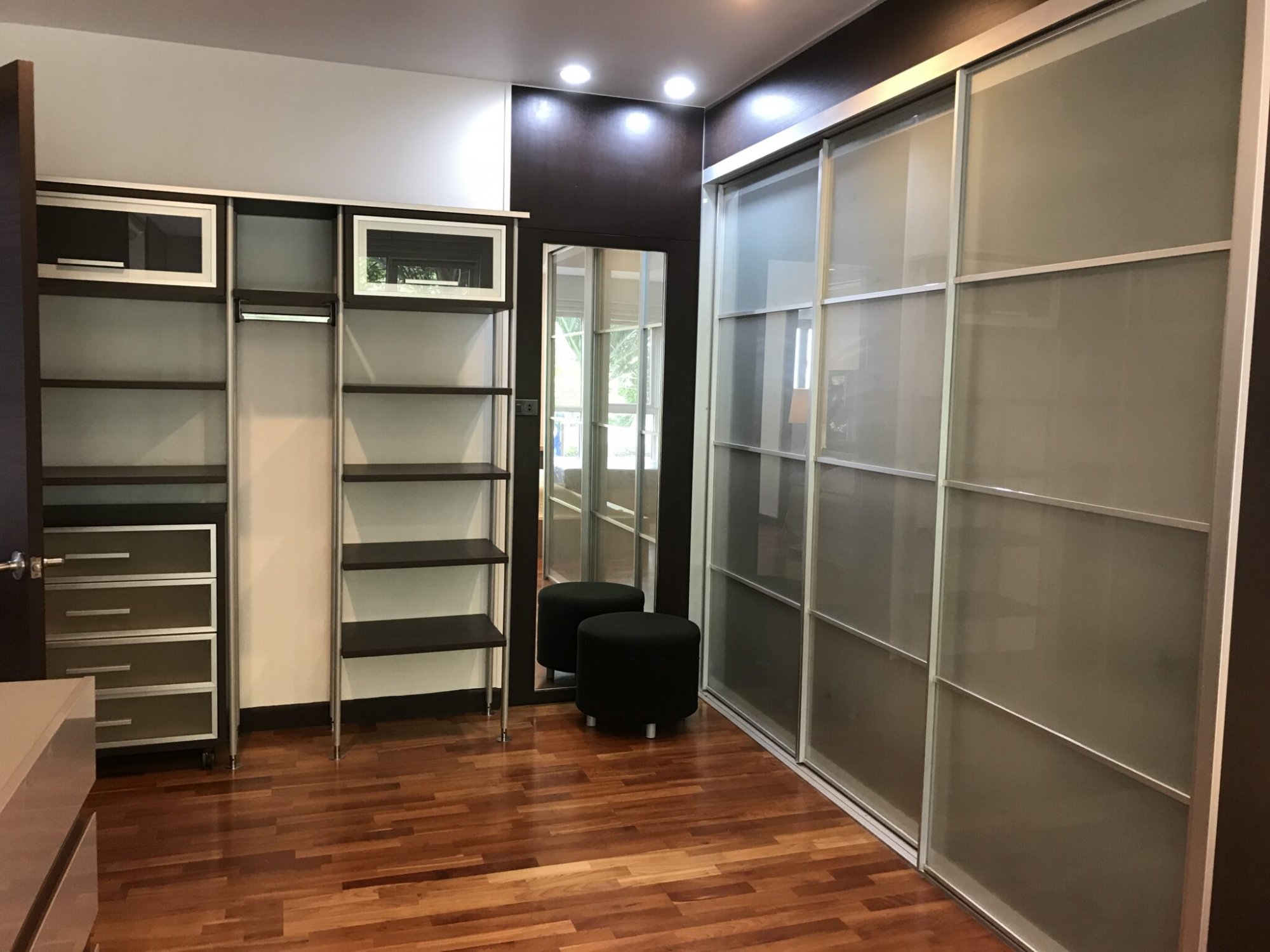 New Renovated Avenue Sukhumvit 61 ปล่อยเช่า เพียง 60,000บาท 2 ห้องนอน 2 ห้องน้ำ 109ตรม. ใกล้ BTS ทองหล่อ เฟอร์นิเจอร์ครบพร้อมเข้าอยู่ (ราคาต่อรองได้) PROP000620
