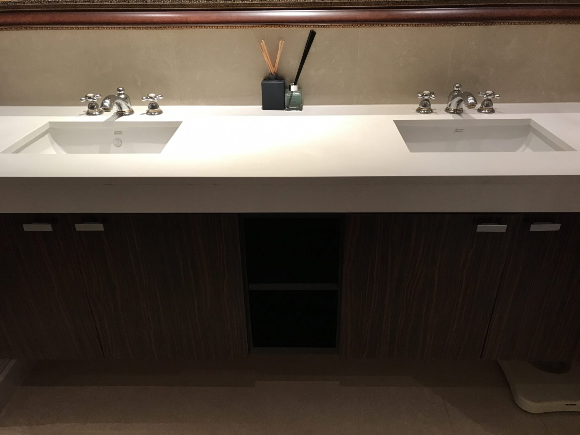 ให้เช่าคอนโดตกแต่งหรู 3 ห้องนอน 1 ห้องทำงาน ชั้นสูง แอทธินี เรสซิเดนซ์ ราคาพิเศษ