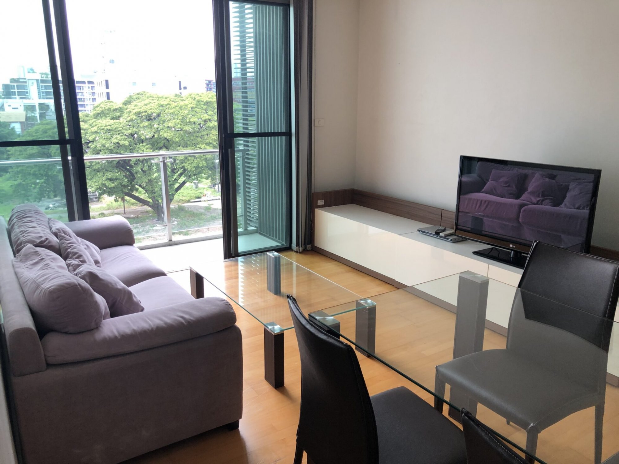 For Rent : Issara@42 Opened View Low Raise Condo 77.62 Sq.M. Fully Furnished Private Life in Town, Easy access to BTS and Gateway Ekkamai, close to Klyuaynamthai Hospital