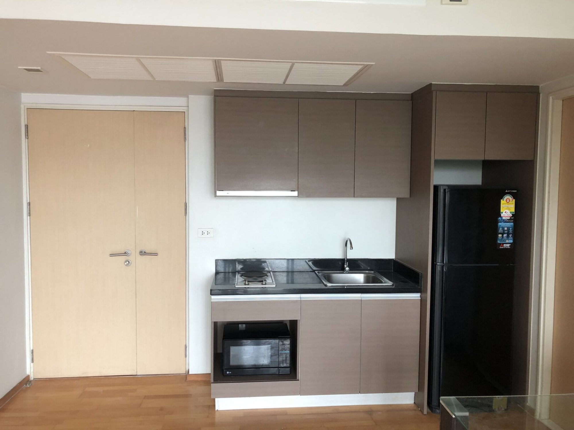 For Rent : Issara@42 Opened View Low Raise Condo 77.62 Sq.M. Fully Furnished Private Life in Town, Easy access to BTS and Gateway Ekkamai, close to Klyuaynamthai Hospital