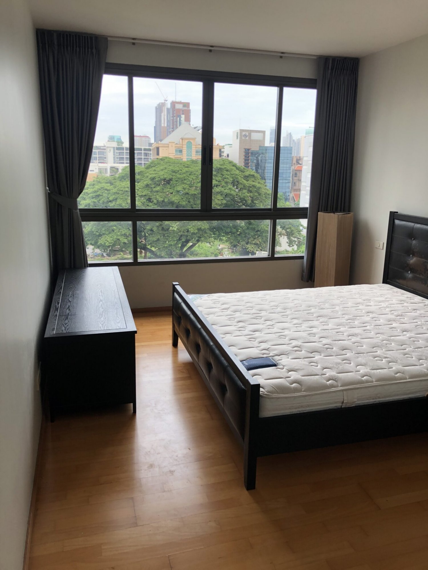 For Rent : Issara@42 Opened View Low Raise Condo 77.62 Sq.M. Fully Furnished Private Life in Town, Easy access to BTS and Gateway Ekkamai, close to Klyuaynamthai Hospital