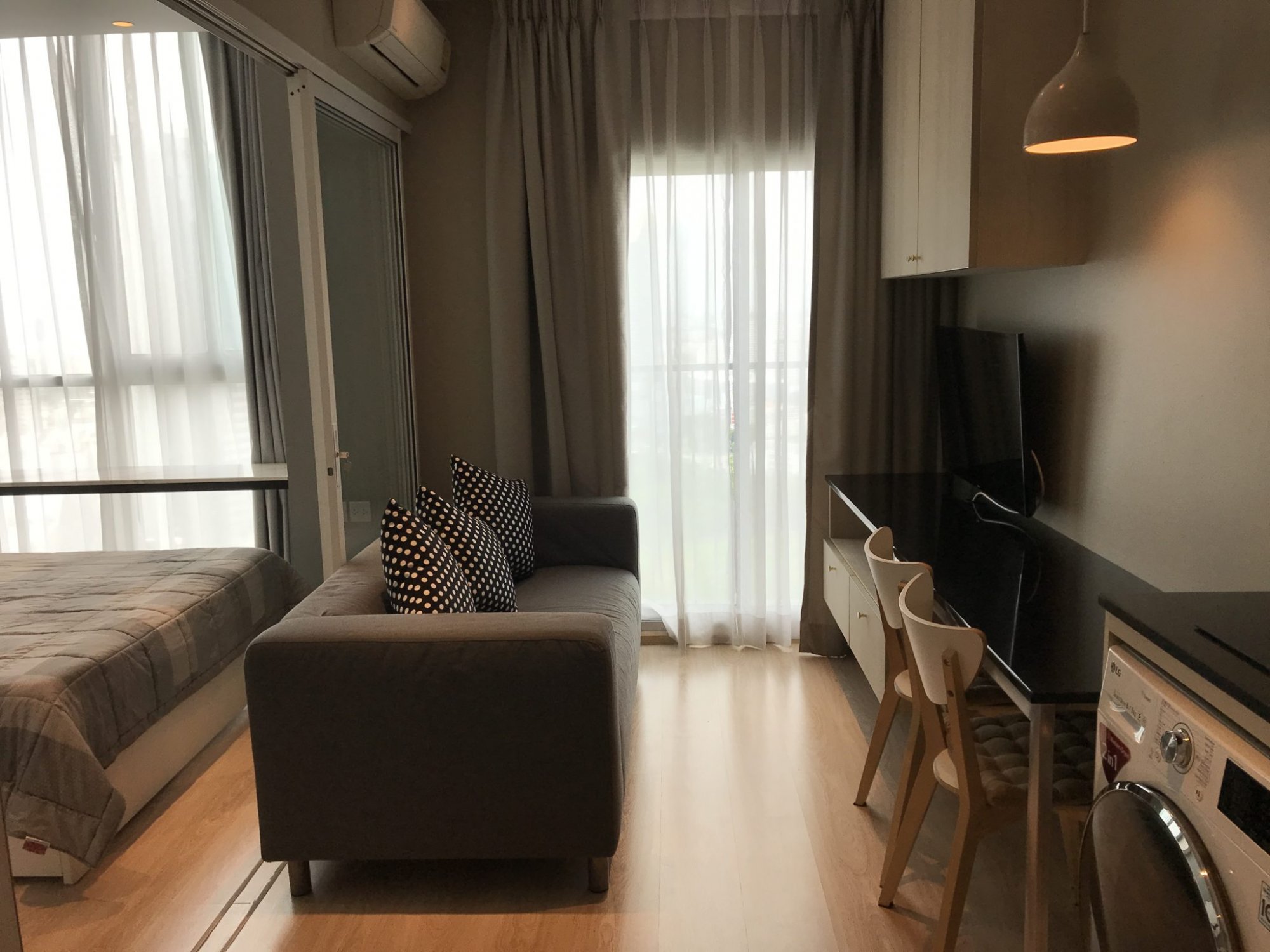 ปล่อยเช่า Noble Revolve Ratchada (โนเบิล รีวอลฟ์ รัชดา) เพียง 15,000บาท/เดือน 1 ห้องนอน 1 ห้องน้ำ 26ตรม. ใกล้ MRT พระราม 9 เฟอร์นิเจอร์ครบพร้อมเข้าอยู่