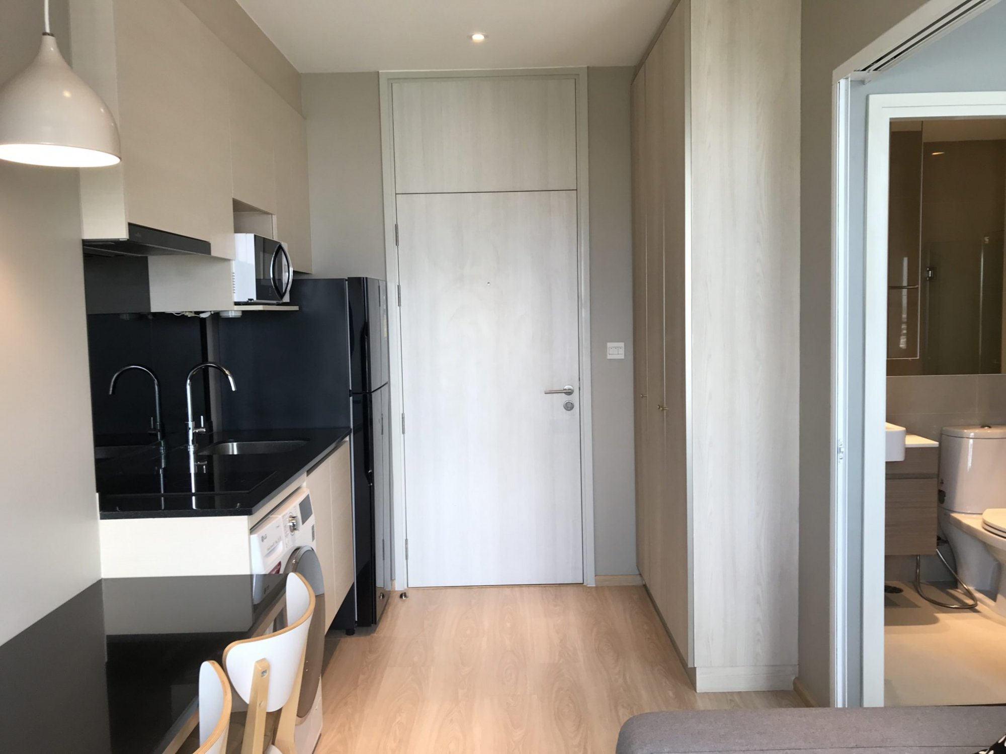 ปล่อยเช่า Noble Revolve Ratchada (โนเบิล รีวอลฟ์ รัชดา) เพียง 15,000บาท/เดือน 1 ห้องนอน 1 ห้องน้ำ 26ตรม. ใกล้ MRT พระราม 9 เฟอร์นิเจอร์ครบพร้อมเข้าอยู่