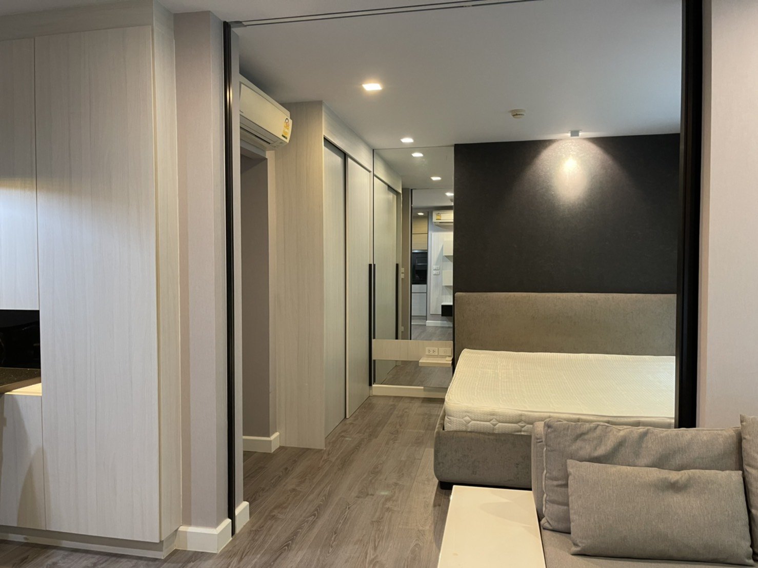 ขายขาดทุน ขาย The Room Sukhumvit 40 1 ห้องนอน ราคาถูก ใกล้ BTS เอกมัย ขนาด 43 ตร.ม. ชั้น 2 1ห้องนอน 1 ห้องนั่งเล่น ห้องครัวแยก ห้องไม่เคยปล่อยเช่า