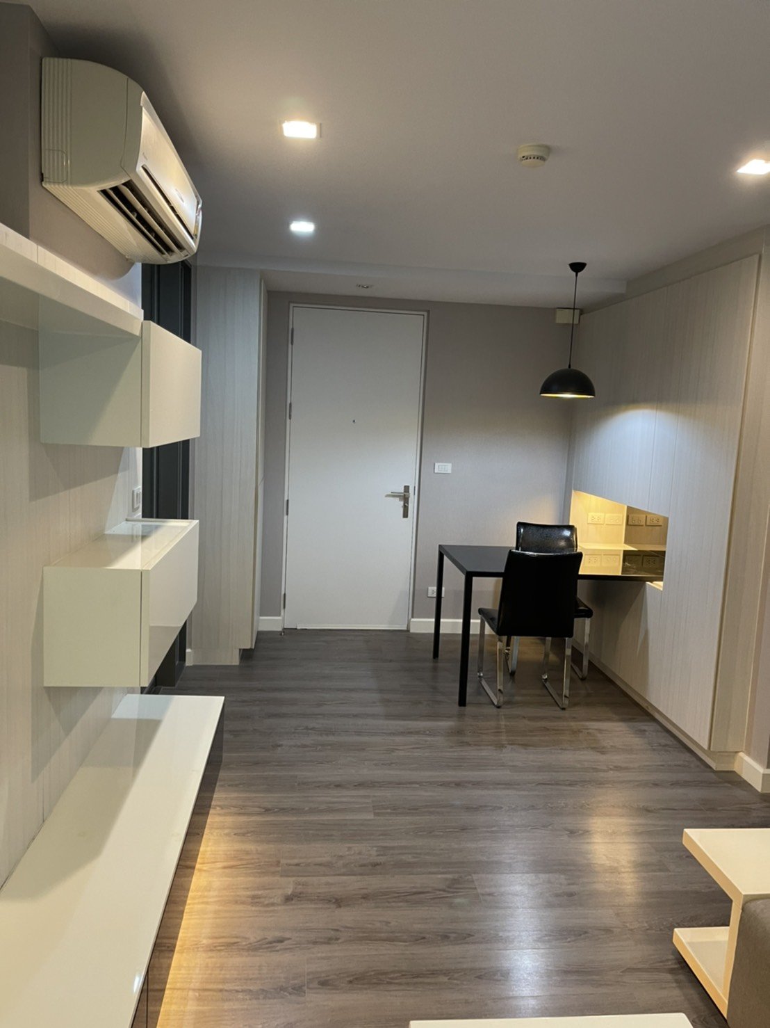 ขายขาดทุน ขาย The Room Sukhumvit 40 1 ห้องนอน ราคาถูก ใกล้ BTS เอกมัย ขนาด 43 ตร.ม. ชั้น 2 1ห้องนอน 1 ห้องนั่งเล่น ห้องครัวแยก ห้องไม่เคยปล่อยเช่า