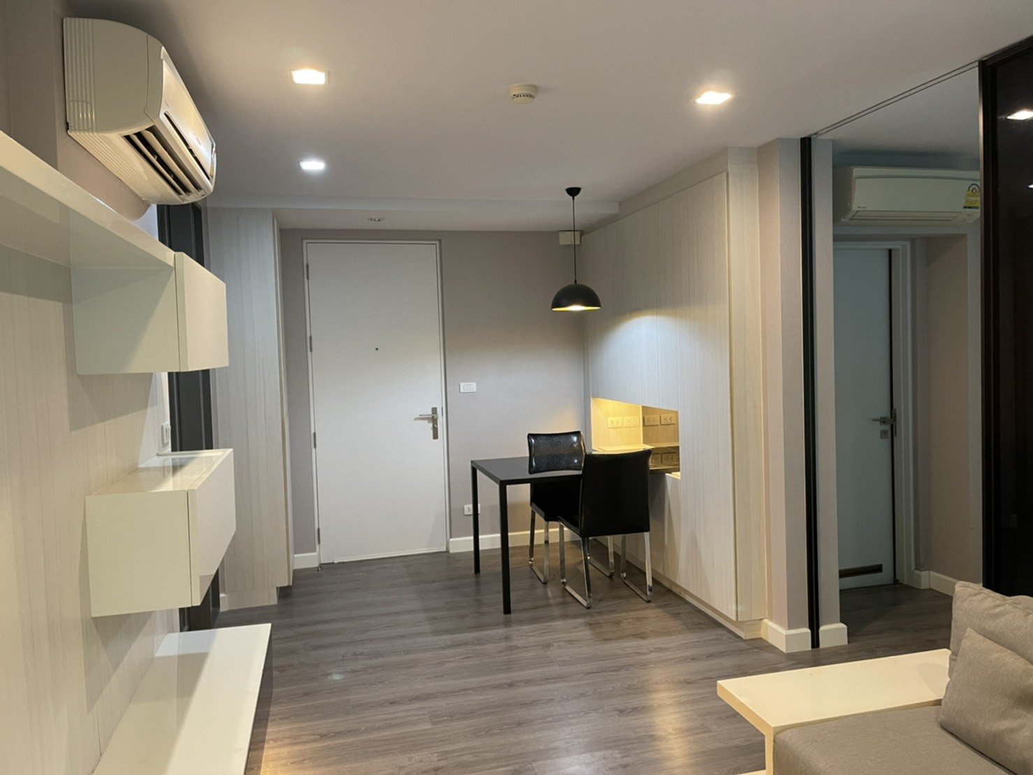 ขายขาดทุน ขาย The Room Sukhumvit 40 1 ห้องนอน ราคาถูก ใกล้ BTS เอกมัย ขนาด 43 ตร.ม. ชั้น 2 1ห้องนอน 1 ห้องนั่งเล่น ห้องครัวแยก ห้องไม่เคยปล่อยเช่า