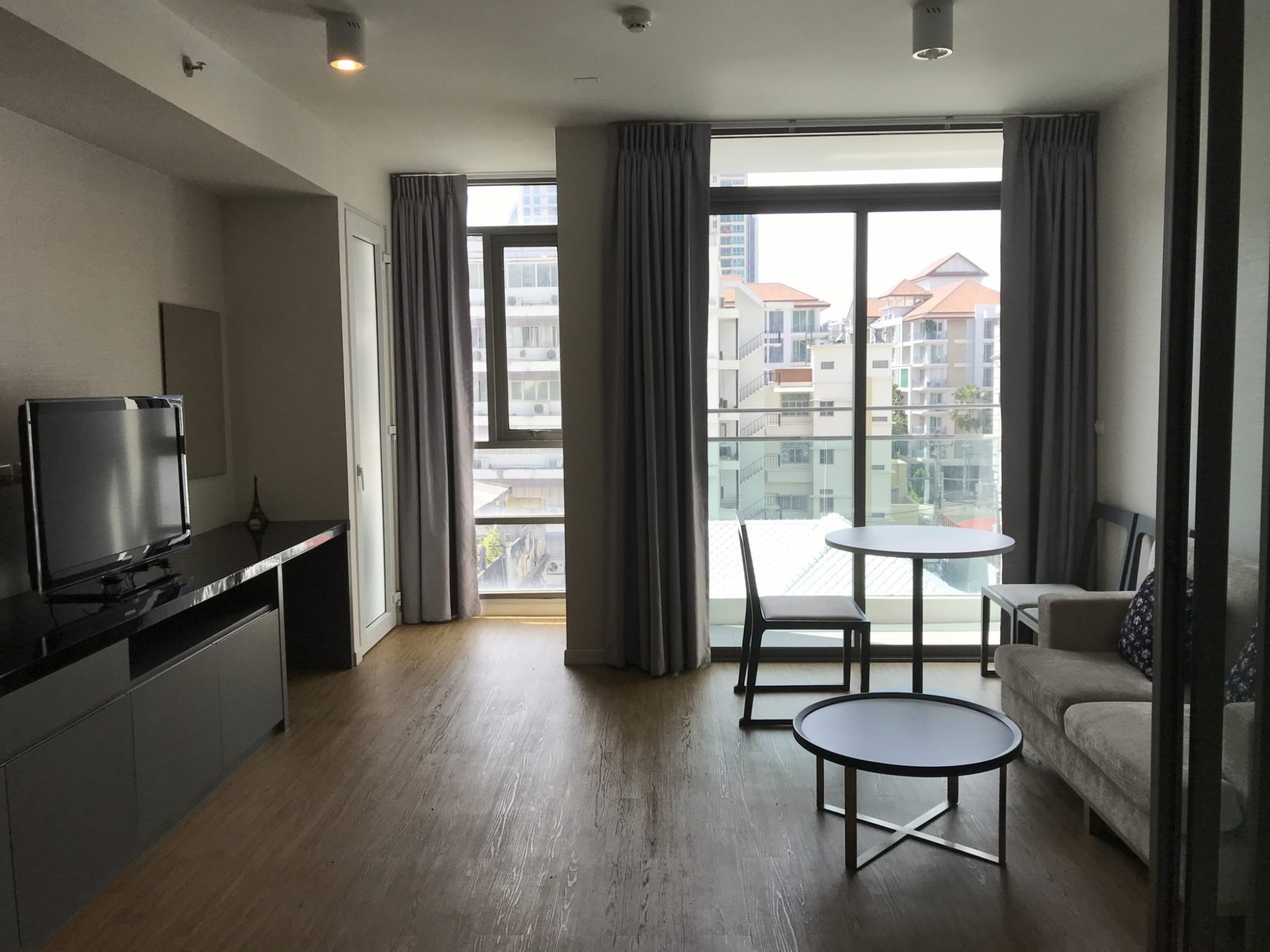 ปล่อยเช่า! Siamese Surawong (ไซมิส สุรวงศ์) ในราคาเพียง 20,000บาท/เดือน 1 ห้องนอน 1 ห้องน้ำ 42ตรม. ใกล้ BTS ช่องนนทรี เฟอร์นิเจอร์ครบพร้อมเข้าอยู่