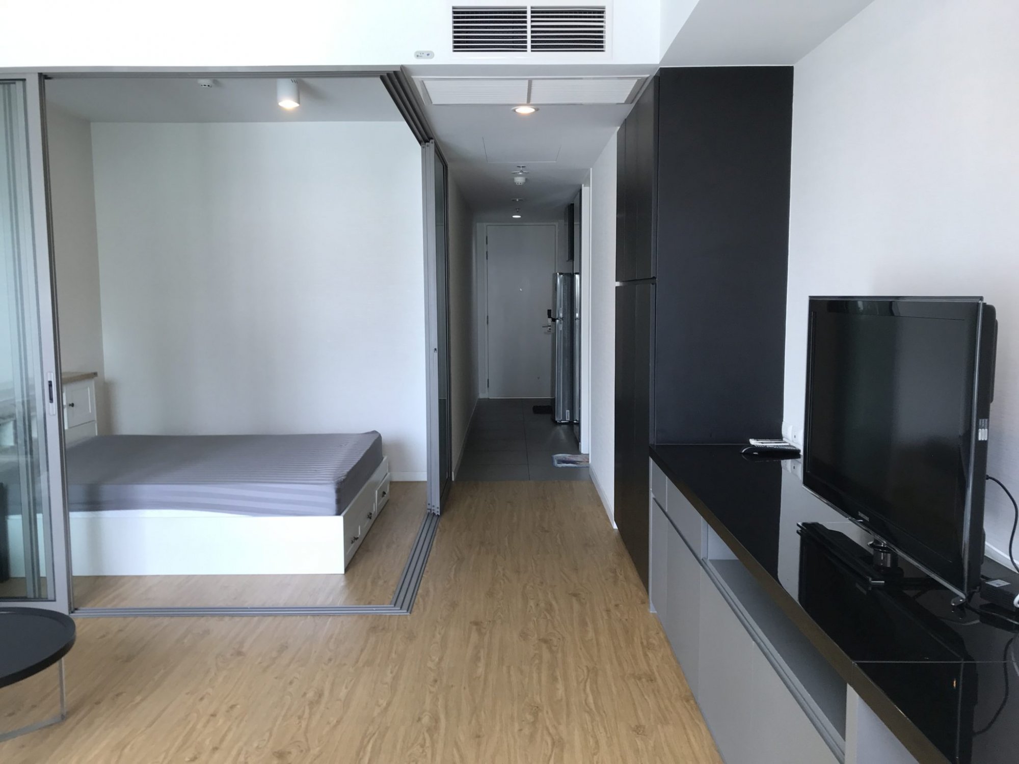 ปล่อยเช่า! Siamese Surawong (ไซมิส สุรวงศ์) ในราคาเพียง 20,000บาท/เดือน 1 ห้องนอน 1 ห้องน้ำ 42ตรม. ใกล้ BTS ช่องนนทรี เฟอร์นิเจอร์ครบพร้อมเข้าอยู่